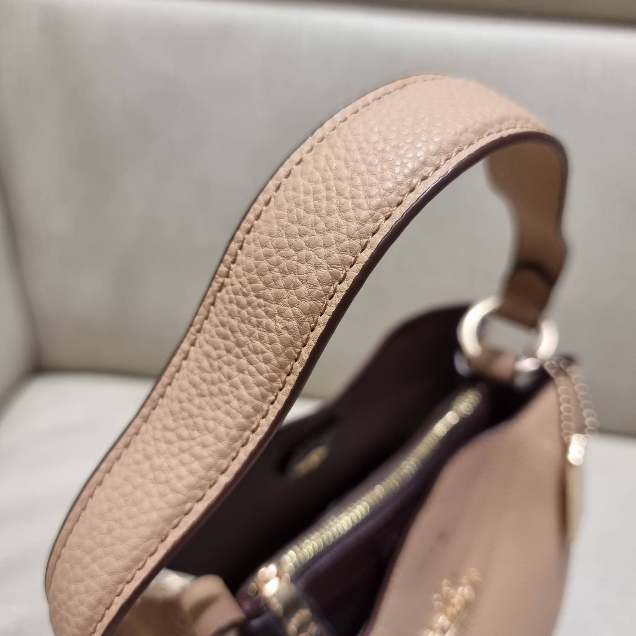 COACH 1011 SMALL TOWN BUCKET BAG รุ่นยอดนิยมใบเล็ก กระเป๋าทรงบัคเก็ต สีคลาสสิคเรียบหรู ตัดกับโลโก้สีทองดูโดดเด่น วัสดุหนัง pepble สวยคมทุกมุมจริงๆ!! เปิด-ปิดด้วยกระดุมแม่เหล็กทั้ง 2 ฝั่ง ภายในเป็นช่องโล่ง มาพร้อมสายสะพายปรับได้ตามตัว ขนาดใบนี้กำลังสวย สะพ