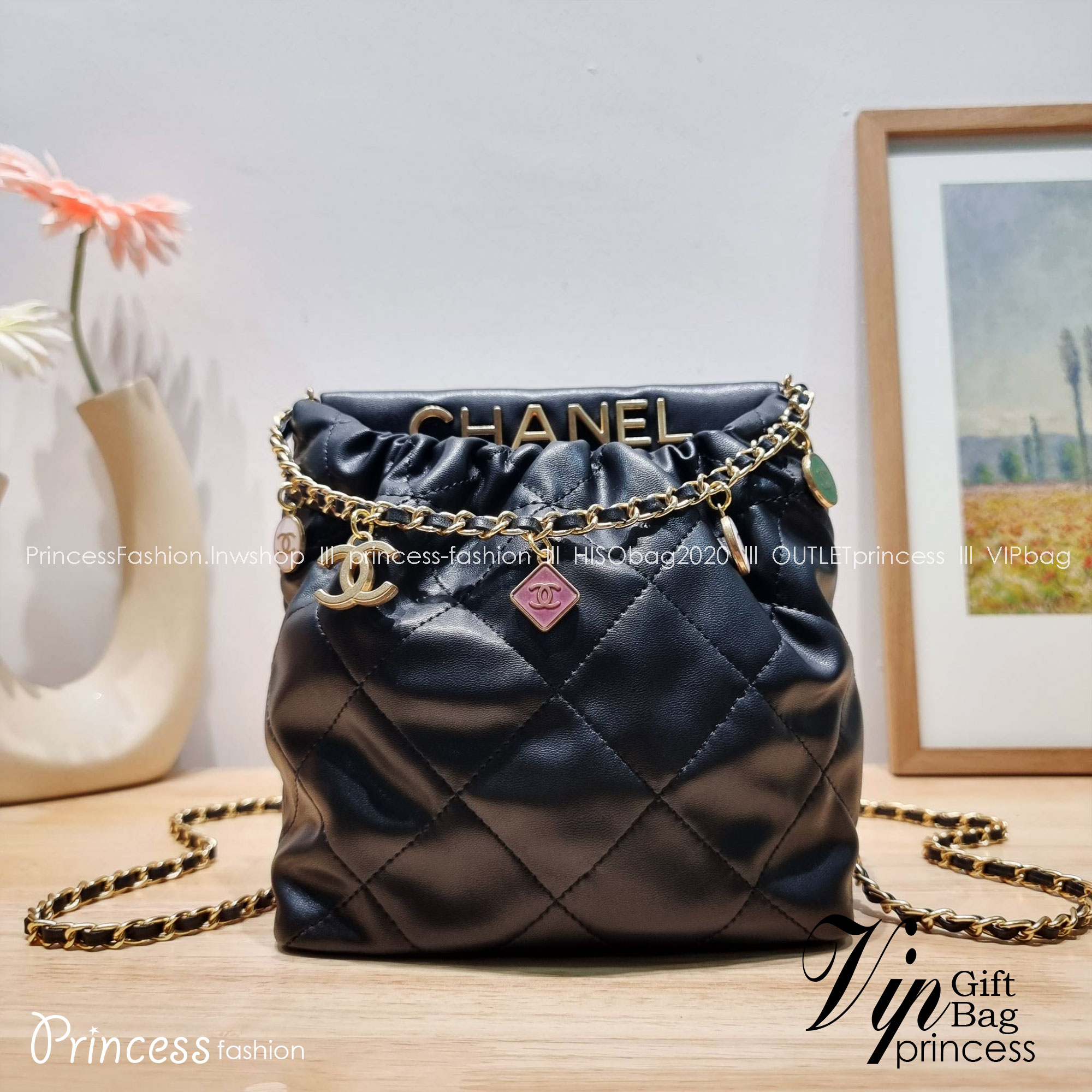 Chanel 23P mini bucket bag น่ารักมากๆ กับกระเป๋าสะพายไซส์มินิ ที่ปล่อยผ่านไม่ได้จริง ดีไซน์สายโซ่คล้องแขนตกแต่งอะไหล่ห้อยเพิ่มมูลค่า และยังตกแต่งโลโก้สวยเด่น