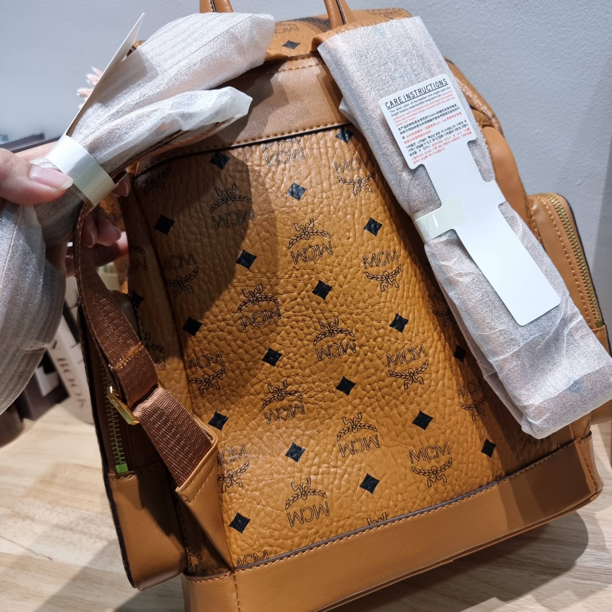 M.C.M SMALL BRANDENBURG BACKPACK IN VISETOS อีกหนึ่งไอเท็ม เอาใจสายเที่ยวแบบจัดหนัก ไม่รู้จะมีใบไหนคุ้มได้มากกว่านี้อีกแล้ว กระเป๋าเป้ใบใหญ่กำลังดี ดีไซน์ไม่ซ้ำใคร ฟังก์ชั่นการใช้งานตอบโจทย์หลายๆคนแน่นอน