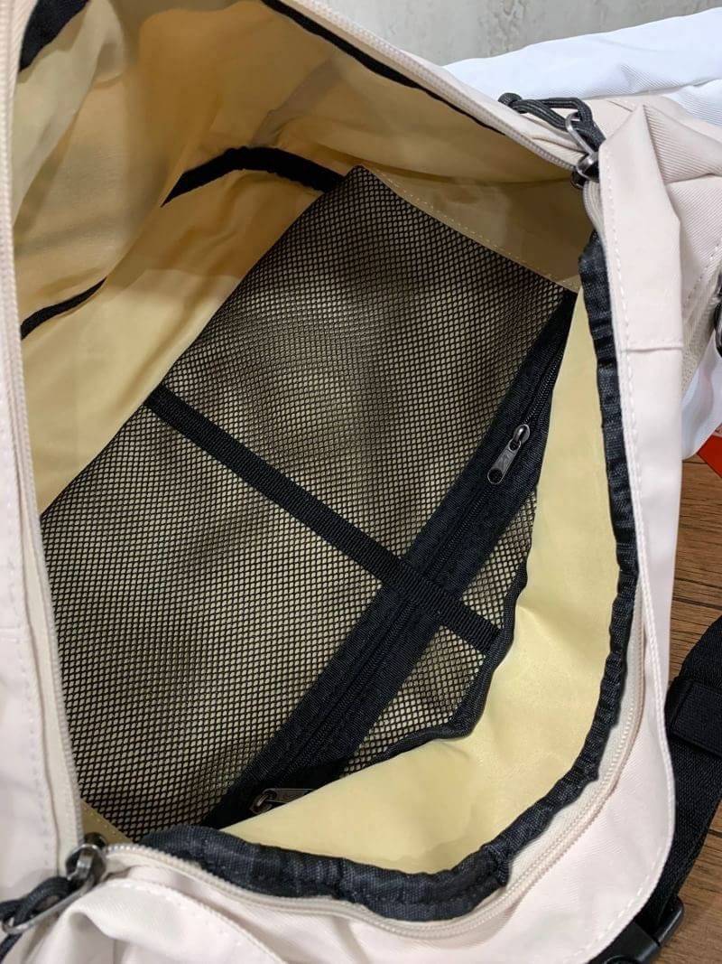 Nike Tech hip pack กระเป๋าคาดเอว Nike Tech รุ่นใหม่ชนช้อป!! ให้คุณหยิบใช้อุปกรณ์กีฬาและพกพาได้อย่างง่ายดาย พร้อมโดดเด่นด้วยกระเป๋าซิป 2 จุดสำหรับเก็บสิ่งของ และสายกระเป๋าแบบปรับได้เพื่อให้แนบกับลำตัว ใช้งานได้คล้องตัว ใส่ของได้จุสมใจเลยคร้า