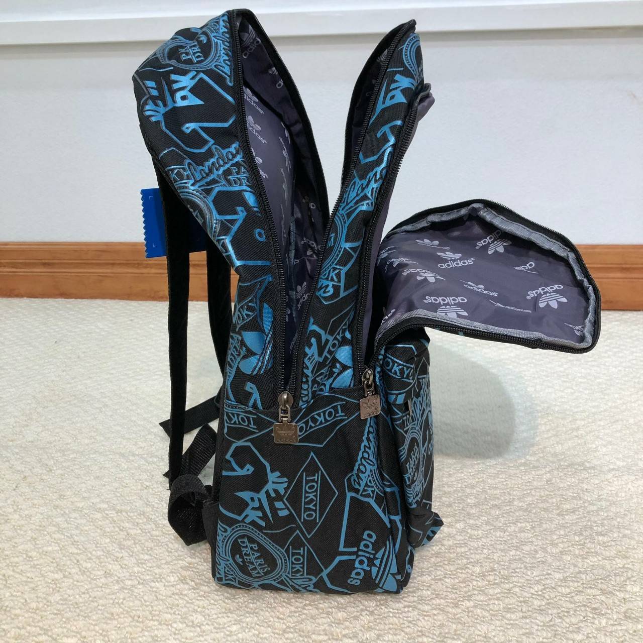 Adidas Backpack มีช่องสำหรับใส่ Notebook , Tablet ในตัวกระเป๋า สายเป้ และด้านหลังบุผ้าตาข่ายนุ่ม รองรับหลัง รูปแบบสวยทันสมัย รองรับทุกการใช้งาน เป็นกระเป๋าเป้นักเรียน-เป้กีฬา-สะพายเที่ยวชิลๆเลยค้า