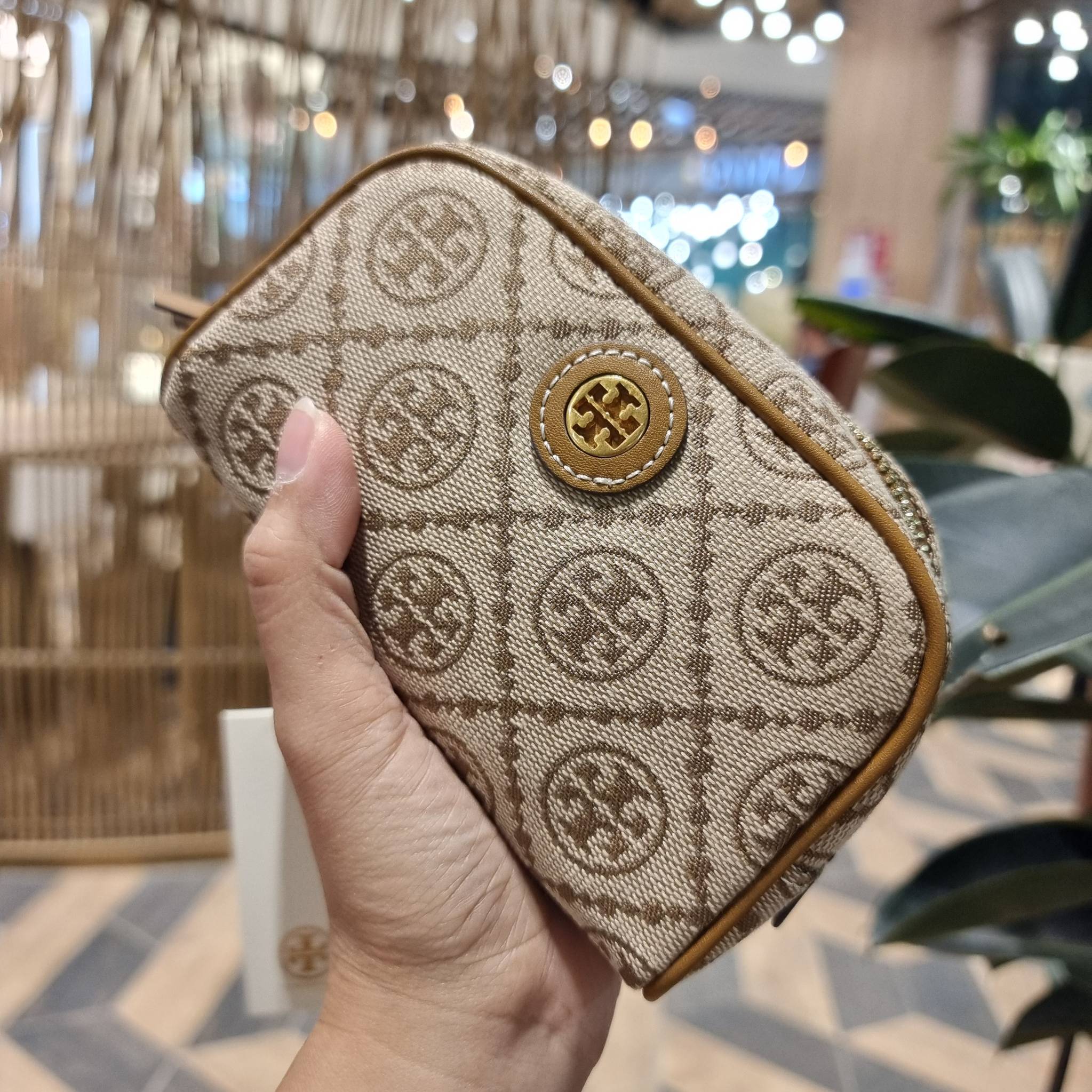 TORY BURCH T MONOGRAM JACQUARD MINI COSMETIC CASE ใหม่ล่าสุด กับกระเป๋าเอนกประสงค์ ที่ไม่ว่าจะไว้ใส่เครื่องสำอางค์ หรือจะไว้พกจำเป็นเช่น เงิน หรือกุญแจต่างๆ น้องใบนี้จัดให้ได้หมด สวยหรู ขนาดเหมาะมือ ถือแล้วขับผิว วัสดุผ้า jacquard รูดเปิด-ปิดด้วยซิป ภายใน