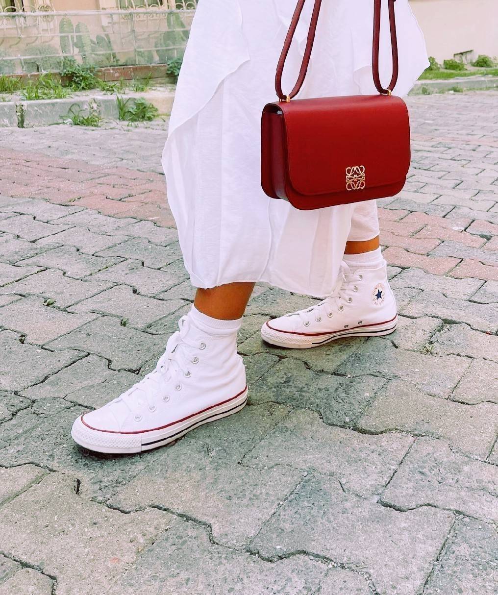 LOEWE CROSSBODYBAG VIP GIFT WITH PURCHASE (GWP) กระเป๋าสะพายพรีเมี่ยมกิ๊ฟ Limited Edition จากน้ำหอม LOEWE DUTY FREE วัสดุหนังแท้ Calf Leather หนังเรียบสวยอยู่ทรงดีไซน์สุดคลาสสิค เปิดปิดด้วยฝาปิดโลโก้แบรนด์อะไหล่ทองหรู ภายในมีช่องแบ่งหลายช่องแยกเป็นสัดส่วน