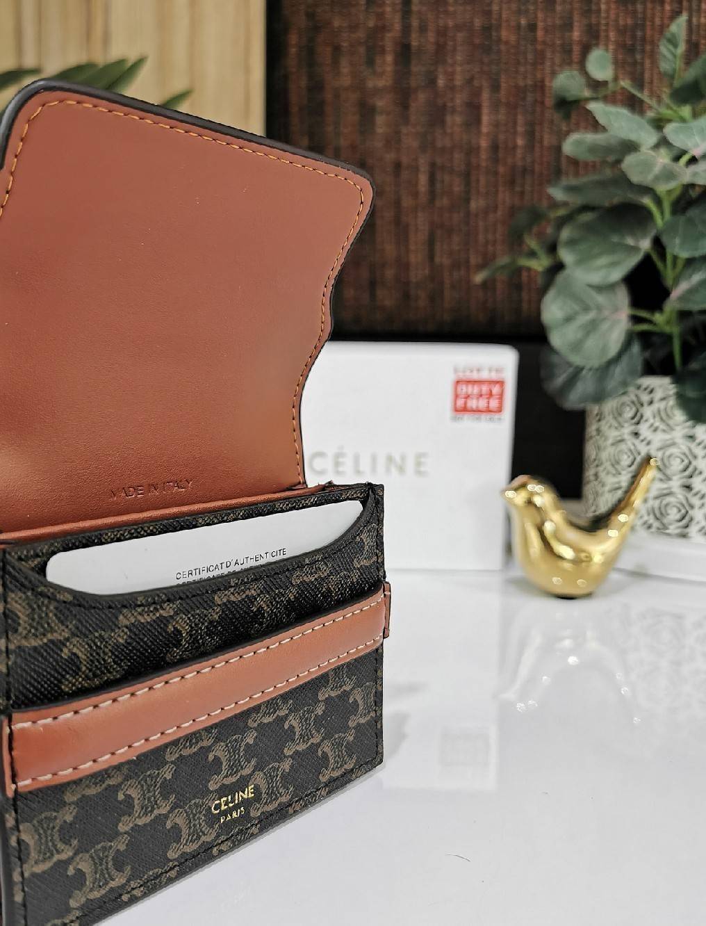 CELINE SHORT WALLET กระเป๋าสตางค์ซีลีนใบสั้น วัสดุ Triomphe Canvas หนังขึ้นลาย Signature Brand สวยอยู่ทรงมีโลโก้ด้านหน้าเปิดปิดด้วยฝาพับคาดเเถบหนังด้านหน้า ภายในมีโลโก้ มีช่องแบ่งหลายช่อง มีช่องใส่บัตรหลายช่อง สามารถช่องใส่เหรียญ บัตร ธนบัตรเเบบพับได้ ไอเ