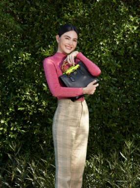 กระเป๋า GUCCI สไตล์งานหูไม้ไผ่ Size mimi รุ่น Gucci Diana Bag กระเป๋าสุดคลาสสิกดีไซน์มาใหม่พร้อมเข็ดขัดหนังสีสะท้อนแสงประดับตรงหูกระเป๋า กระเป๋าทรง tote วัสดุหนังแท้ (calfskin) อะไหล่ทอง ขนาดกำลังดี งานสวยตั้งอยู่ทรง มีสายสะพายยาว 1เส้น สามารถปรับระดับได้