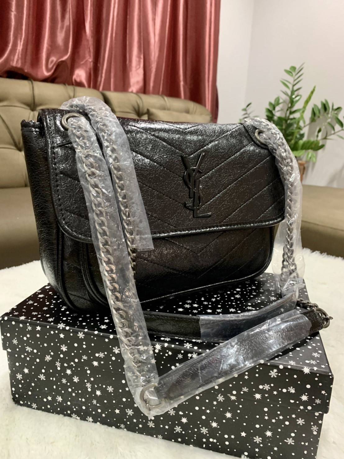 VIP 】Saint Laurent Niki shoulder bag VIP GIFT WITH PURCHASE (GWP) พรีเมี่ยมกิ้ฟ Limited Edition จาก YSL DUTY FREE COUNTER กระเป๋าสะพายรุ่น Niki จาก Saint Laurent โดดเด่นด้วยโครงสร้างทำจากหนังวัว หนังมันเงา นิ่ม งานสวยมากๆ ค่ะ อะไหล่สีดำ ด้านหน้าประดับโลโก