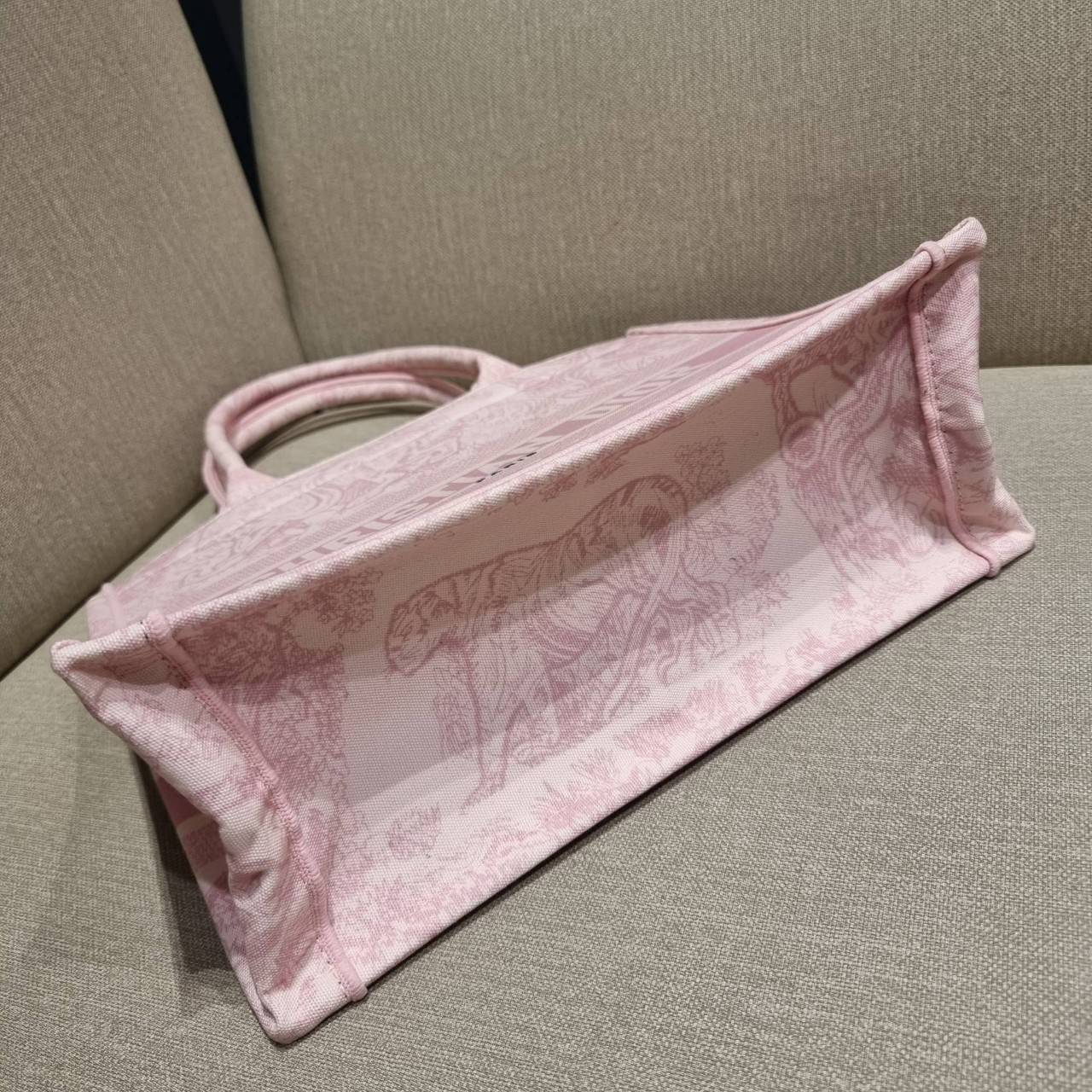 VIP 】HOT ARRIVAL!! DIOR CD SHOPPING BAG WITH GWP กระเป๋าทรงช้อปปิ้งใบใหญ่ จุใจ!! พรีเมี่ยมกิ๊ฟรุ่นดับเบิ้ลฮอต ดีไซน์คลาสสิควินเทจ สวยหรู วัสดุผ้าแคนวาสลายกราฟฟิค ภายในโล่งกว้างมากๆ ใส่ของจุสุดๆ โน้ตบุ้ค ไอแพด กระเป๋าสตางค์ มือถือ หรือเสื้อผ้ายังได้ สะพายค