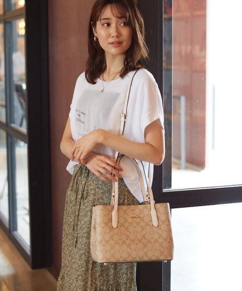 OUTLET 】COACH 73293 MINI AVENUE CARRYALL IN SIGNATURE CANVAS กระเป๋าสะพายรุ่นคลาสสิค คัมแบคแล้วจ้าแม่!! ไซส์กำลังสวย วัสดุหนังแคนวาสคุณภาพดี ด้านข้างเก็บทรงได้ เปิด-ปิดด้วยกระดุมแม่เหล็ก ใช้งานง่าย มีช่องซิป ใบนี้เห็นเล็กๆ แต่จุได้เยอะพอสมควรเลยน้า ɣ