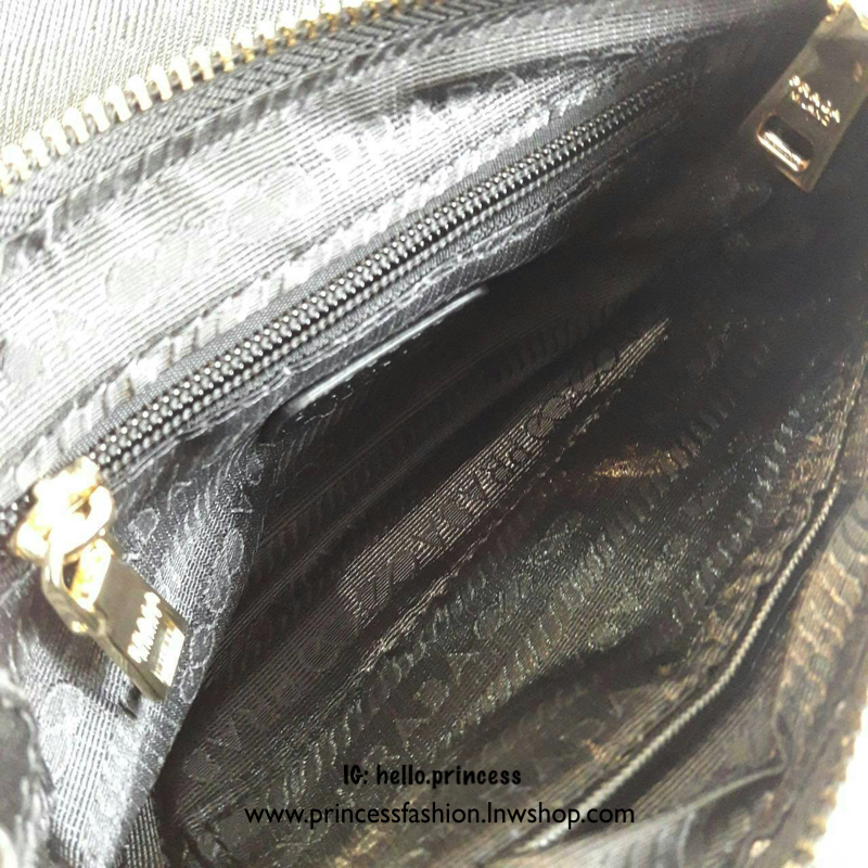 คือดีงามมม Best Seller! **พร้อมส่งความแซ่บ กระเป๋าอเนกประสงค์ จากแบรนด์ PRADA งานพรีเมี่ยม vip gift สุดหรู ตัวกระเป๋าเป็นผ้าไนล่อน ตามแบบฉบับของแบรนด์เลย ใบนี้มีสายยาวโซ่สลับหนัง (ปรับไม่ได้แต่ถอดสายได้คะ) เลิศมาก สะพายเป็น shoulder bag ได้เลย **ขนาดกำลัง