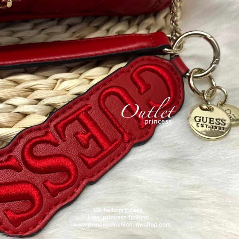GUESS LOLLI CONVERTIBLE CROSSBODY BAG รุ่นแนะนำค่ะ!! กระเป๋าสะพายข้าง//ทบสายสะพายไหล่ได้ วัสดุหนังลายนวม ด้านหน้ามีอะไหล่โลโก้แบรนด์ เปิดปิดกระเป๋าแบบกระดุมแม่เหล็ก ภายในกว้างสามารถใส่ของจุ ใส่กระเป๋าสตางค์ใบยาวได้ค่ะ มีช่องซิปและช่องเล็กใส่ของจุกจิกน่ะค่