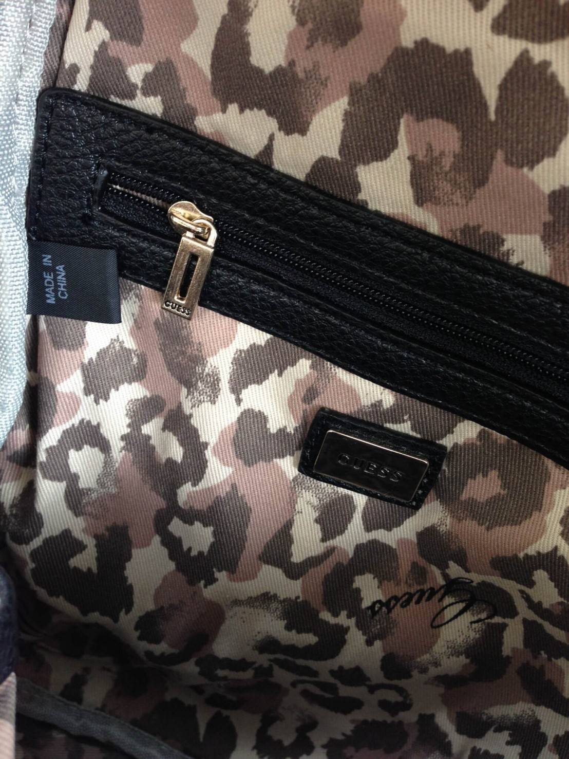 GUESS CANSON BACKPACK ของแท้❗️กระเป๋าเป้หนังเนื้อนิ่มสัมผัสคล้ายหนังแท้ ด้านหน้าแต่งหมุดกิ๊ปเก๋ เปิดปิดด้วยซิปสะดวกใช้ ด้านในบุผ้าแบรนด์ มีช่องใส่ซิปและช่องใส่ของจุกจิก ขนาดกำลังดีค่ะ น้ำหนักเบา สีสวย สายสะพายปรับได้ฟรีเลยค่าใบนี้ แนะนำมากๆค่า