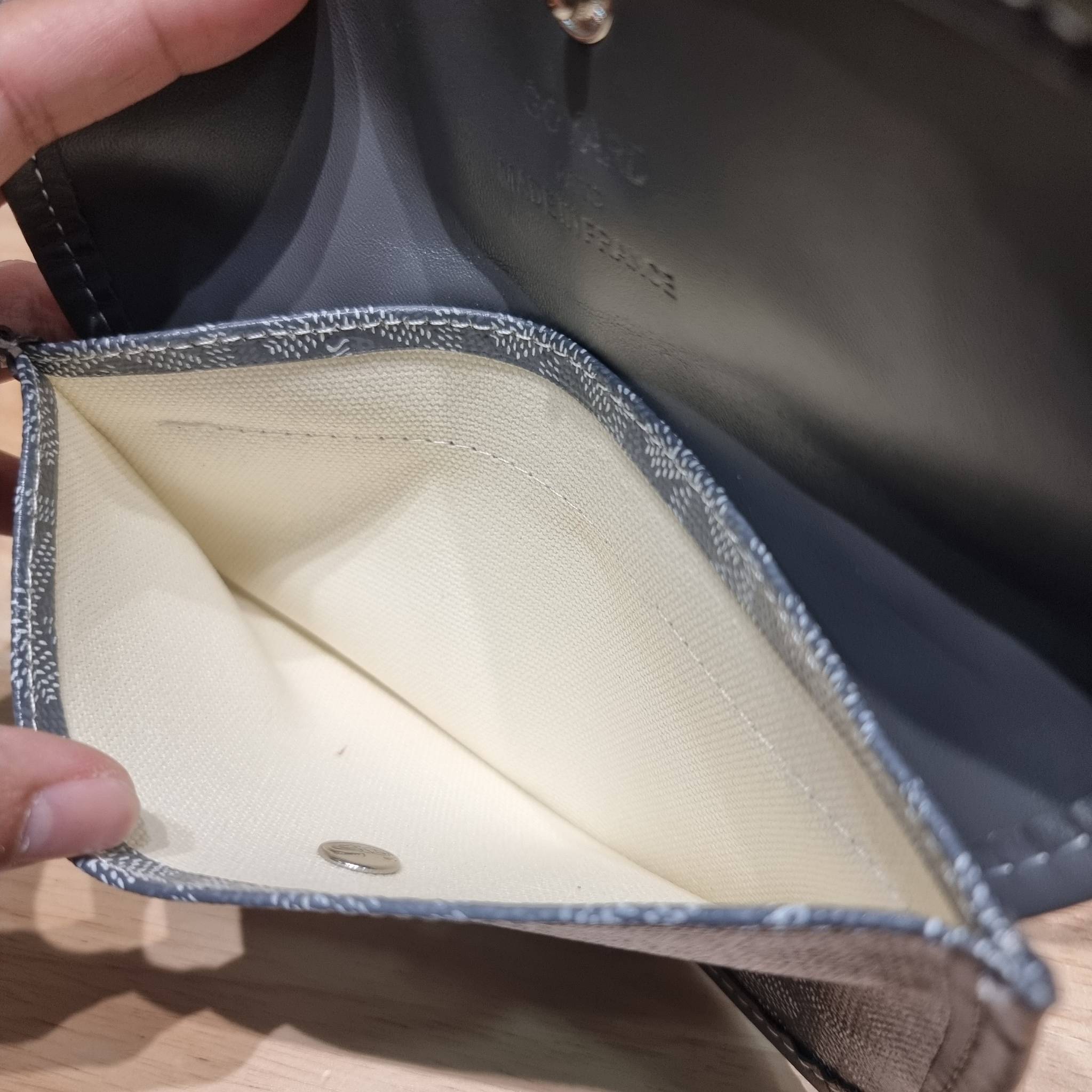 GOYARD BOHEME HOBO BAG / GOYARD HOBO กระเป๋าสะพายทรงโฮโบ ใบใหญ่จุใจ!! มาครบสีขายดี เลิศทุกสี รูปทรงคลาสสิค ดีไซน์เป็นเอกลักษณ์ วัสดุหนังแคนวาสพิมพ์ลายสวยคม ปากกระเป๋ามีซิปเปิด-ปิดกันของหล่นได้ ภายในโล่งกว้างมาก มาพร้อมสายคล้องในตัว ทนทาน สะพายสวยๆได้ทุกวั