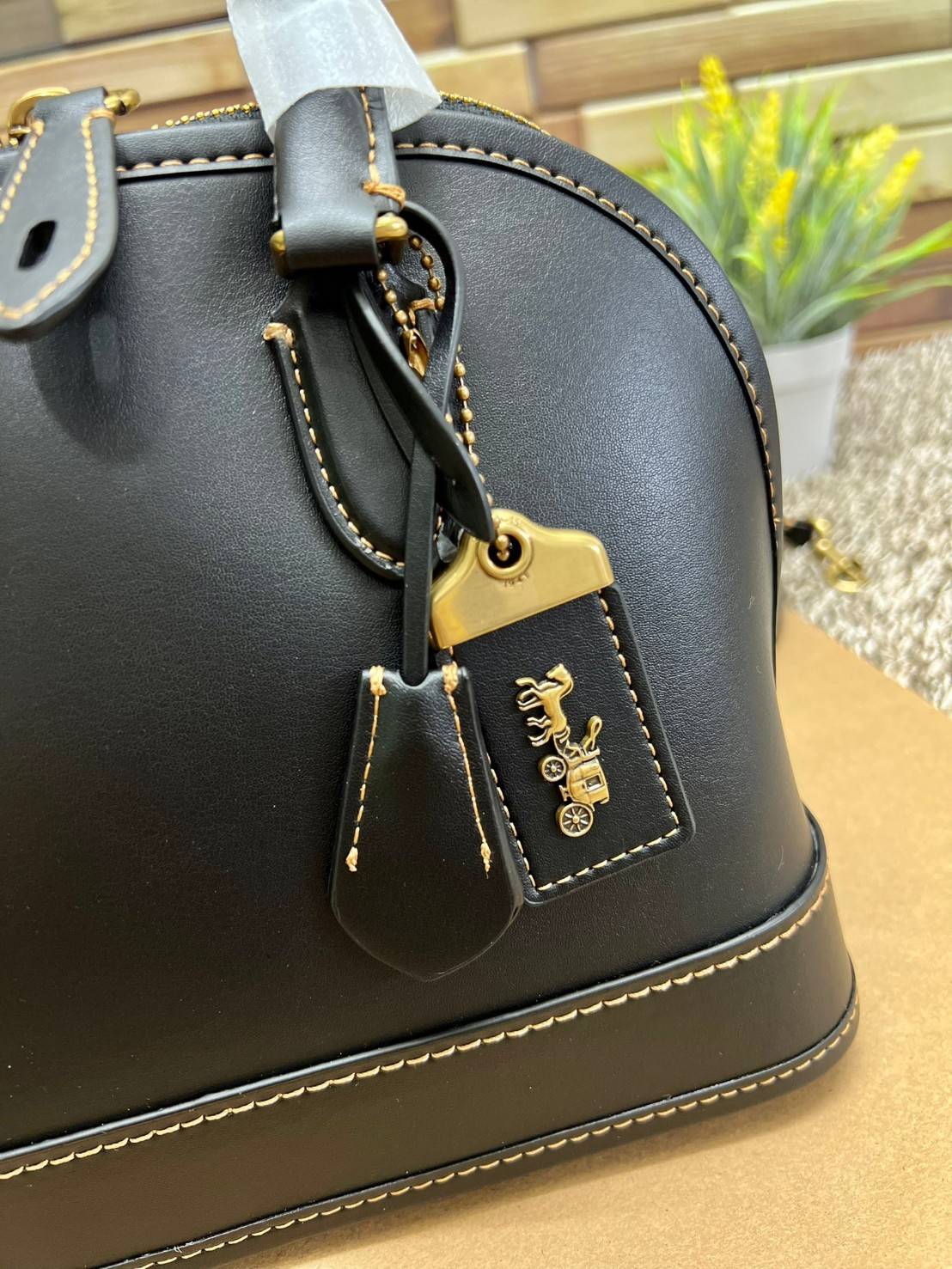 COACH REVEL BAG ((CC411)) ยังไม่เข้าไทย มีมาให้ตับจองก่อนใครที่นี่! พร้อมส่ง รุ่นใหม่ล่าสุด! สวยและดูดี ต้องยกให้รุ่นนี้เลยค่ะ กับกระเป๋าทรงโดม ที่ไม่ว่าลุคไหนๆก็เอาอยู่ หนังแท้เรียบสวยมากๆค่ะ 💕ด้านหน้าห้อยพวงแบรนด์+พวงหนังมาให้