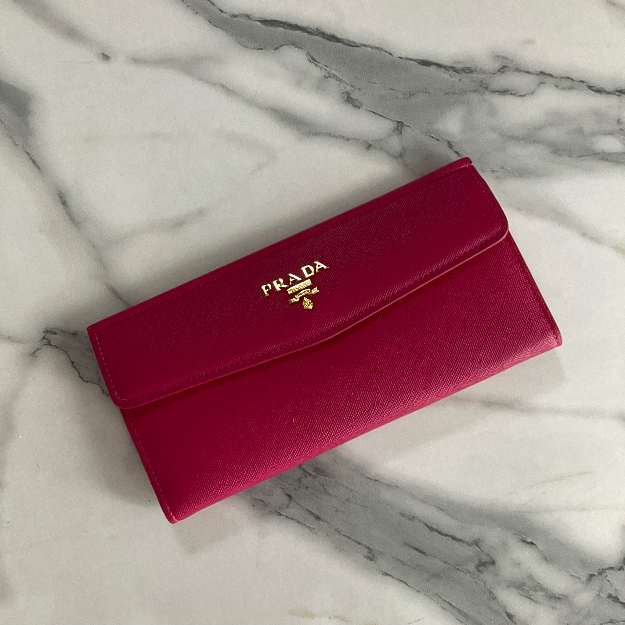 PRADA LONG WALLET Best Seller กระเป๋าสตางค์รับทรัพย์ ทรงหรู ลายหนัง SAFFIANO มีช่องใส่บัตร ถึง 12 ช่อง และช่องซิปใส่ของจุกจิกได้ น้ำหนักเบา จับถนัดมือ ขนาดกำลังดี