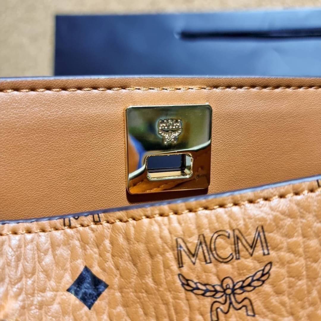 M.C.M ESSENTIAL TOTE IN VISETOS ความจุใจมาพร้อมเสิร์ฟแล้วจ้า ใครที่มองหากระเป๋าทรงโท้ทจุๆ ต้องใบนี้เลย!! กระเป๋าสะพายไหล่/ข้าง ดีไซน์ทรงสวยน่าใช้ วัสดุหนังแคนวาสสลับหนังแท้ ปากกระเป๋ามีตัวบิดล็อคแน่นหนากันของหล่นออกจากกระเป๋า ภายในโล่งกว้าง แบ่งสัดส่วนอย่