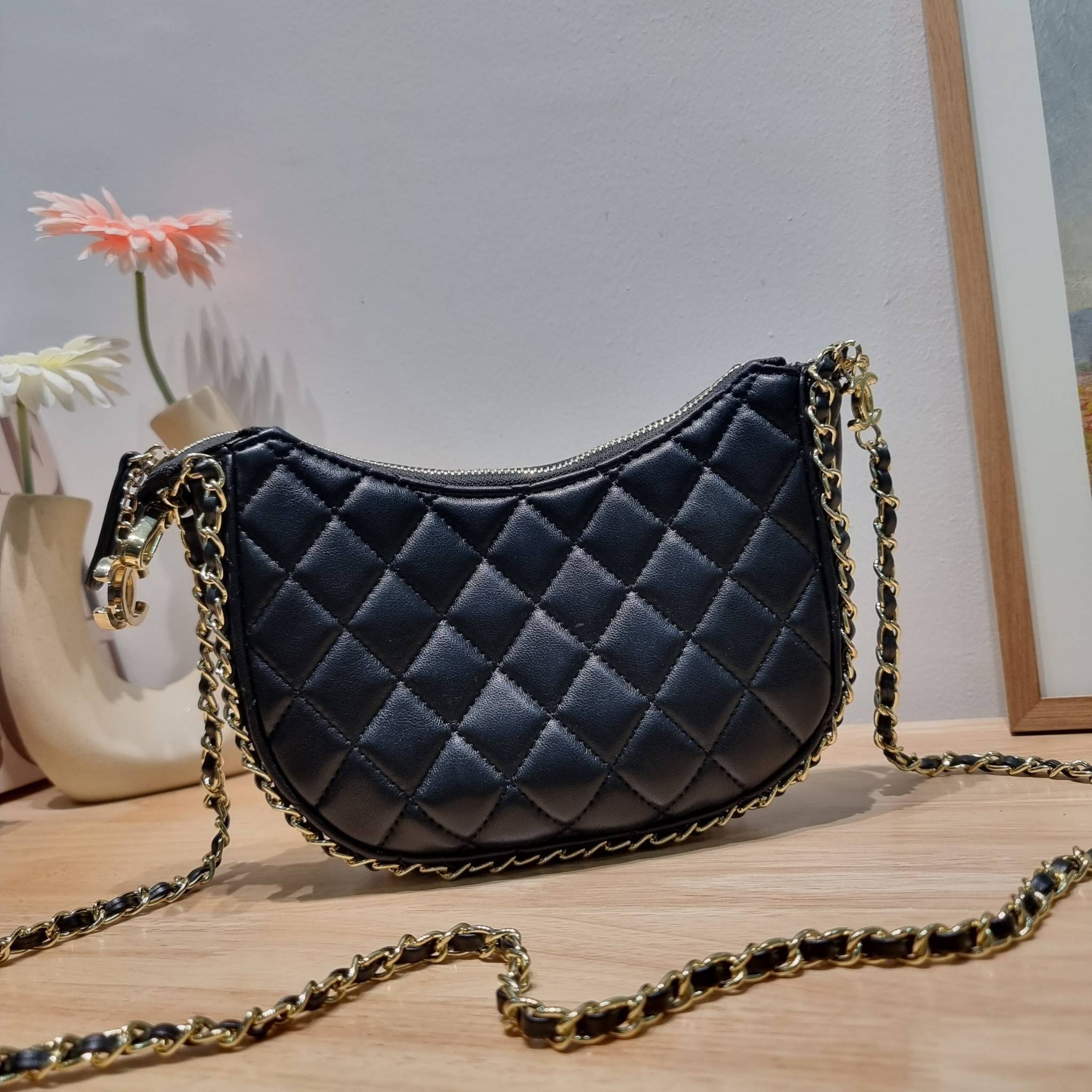 Chanel small hobo bag ใหม่ล่าสุดคอล 2023 กับกระเป๋าสะพายทรงโฮโบ ที่มีลูกเล่นให้สาวๆได้ใช้ไม่มีเบื่อ มีอะไหล่เกี่ยวปรับทรงได้ ดีไซน์โซ่ตกแต่งรอบตัว
