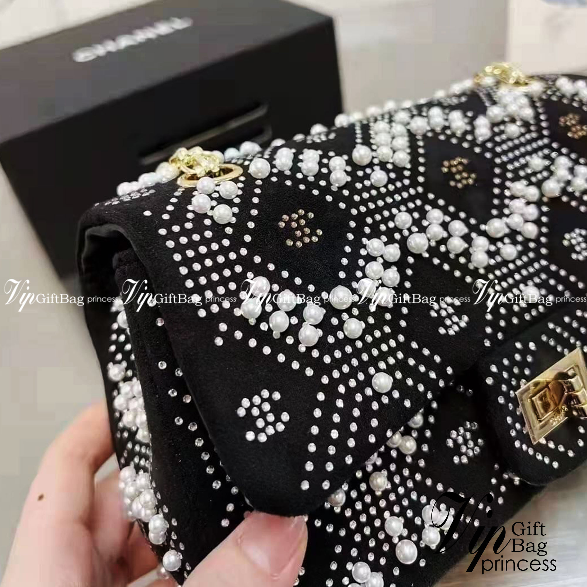 CHANEL MINI 2.55 HANDBAG / Chanel Pearl Bag velvet handbag กระเป๋าสะพายแต่งมุก คริสตัลหรูหรา พื้นโทนดำกำมะหยี่ พร้อมสายสะพายโซ่ ใช้ในงานกลางคืนเหมาะมากๆ ค่ะ