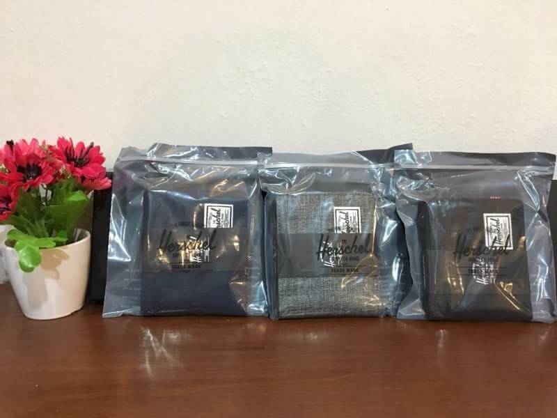 กระเป๋าสตางค์ Herschel Roy Wallet Coin (มีช่องใส่เหรียญ) การออกแบบก็เน้นใช้งานพกสะดวกกระเป๋าสตางค์ใบไม่ใหญ่ขนาดมาตราฐาน ช่องใส่บัตร 3 ช่อง ช่องใส่เหรียญ 1 ช่อง ช่องเก็บของหลังช่องใส่บัตรกับเหรียญอีกข้างละ 1 ช่อง ช่องใส่ธนบัตร 1 ช่อง
