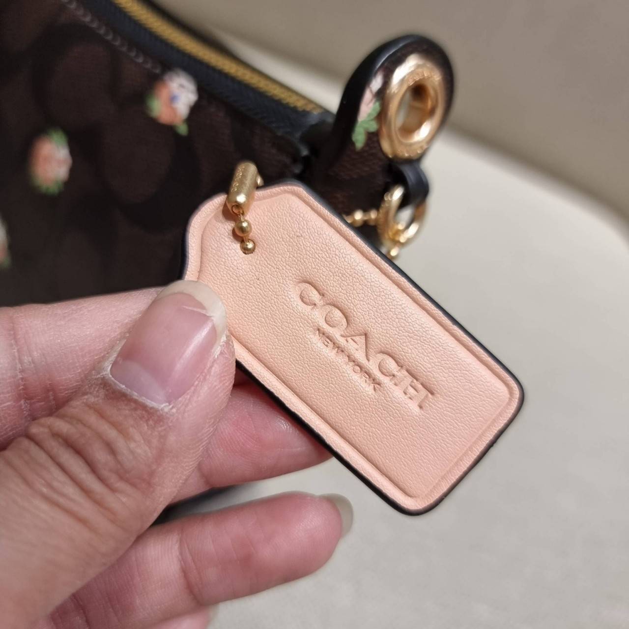 COACH C7264 C6823 C6817 JES BAGUETTE IN SIGNATURE CANVAS คอลเลคชั่นใหม่ล่าสุด พร้อมเสิร์ฟความสวยถึงบ้านเช่นเคย!! กระเป๋าสะพายทรงบาแกตต์ ดีไซน์ย้อนยุค ที่แอบแฝงความเรียบหรูดูแพงอยู่ในตัว โดดเด่นด้วยสายสะพายเส้นใหญ่ โทนสีคอนทราส ทำให้ไอเท็มนี้ดูมีลูกเล่นมาก