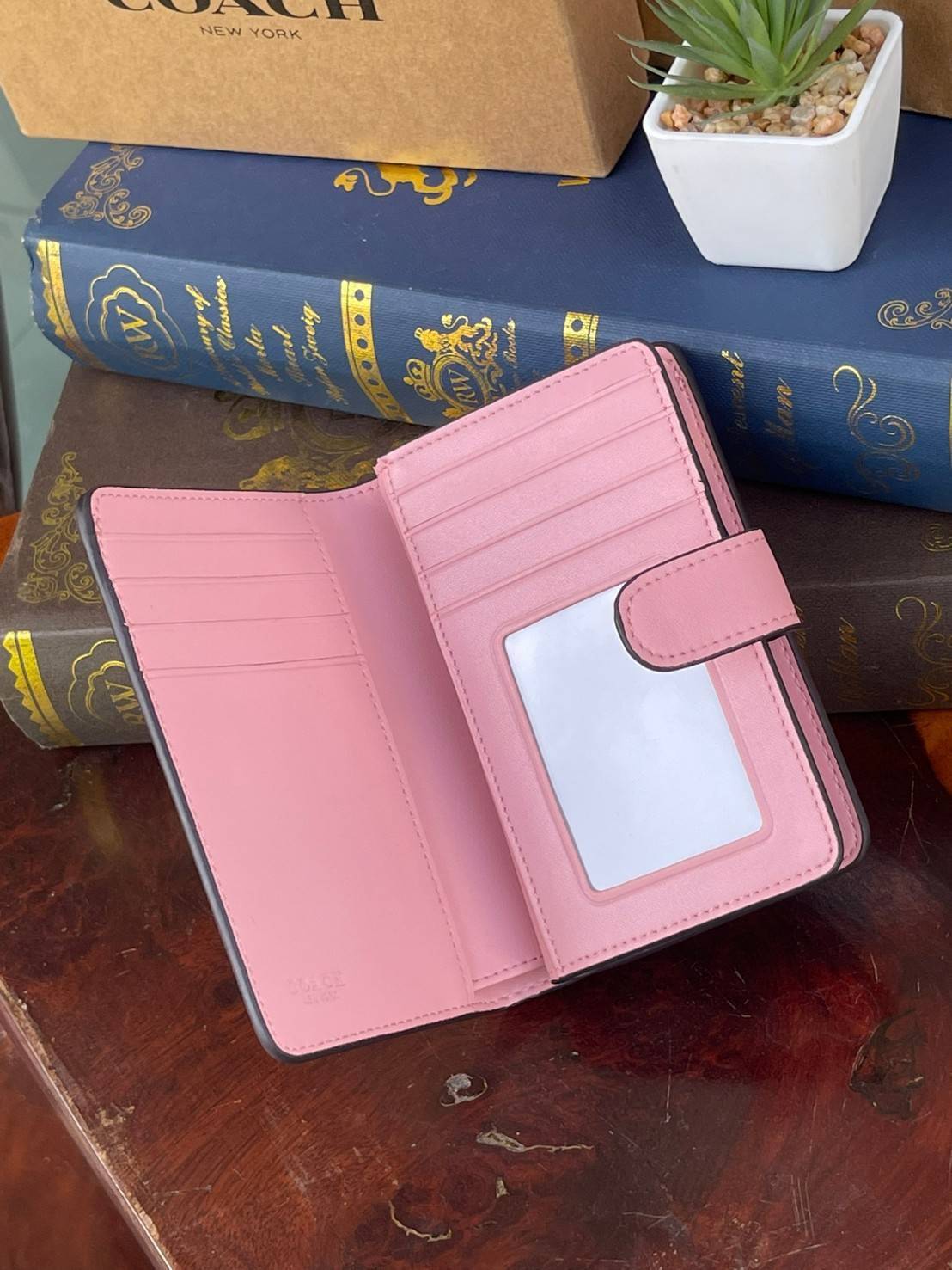 COACH MEDIUM CORNER ZIP WALLET IN SIGNATURE CANVAS กระเป๋าสตางค์ขนาดกลางที่ถือว่าเป็นไอเทม Must Have ของทุกเพศทุกวัยที่ต้องพกติดตัวไว้ตลอดเวลา เพราะนอกจากจะช่วยจัดเก็บเงิน บัตรประชาชน บัตรเครดิตและต่าง ๆ ให้เป็นระเบียบเรียบร้อยยังต้องคำนึงถึงประโยชน์ใช้สอ