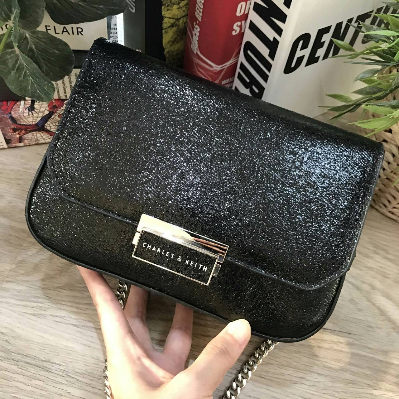 CHARLES & KEITH PUSH-LOCK CHAIN SLING BAG 2018 กระเป๋าสะพายวัสดุหนังคาเวียร์สวยอยู่ทรง ขนาดมินิกำลังดี น้ำหนักเบา เปิดปิดด้วยฝาปิดตัวล็อคปั๊มโลโก้ด้านหน้า ภายใน มีช่องซิป และช่องใส่บัตร มาพร้อมสายสะพายโซ่ยาวสามารถซ้อนสายสั้นสะพายไหล่ หรือสายยาว Crossbodyไ