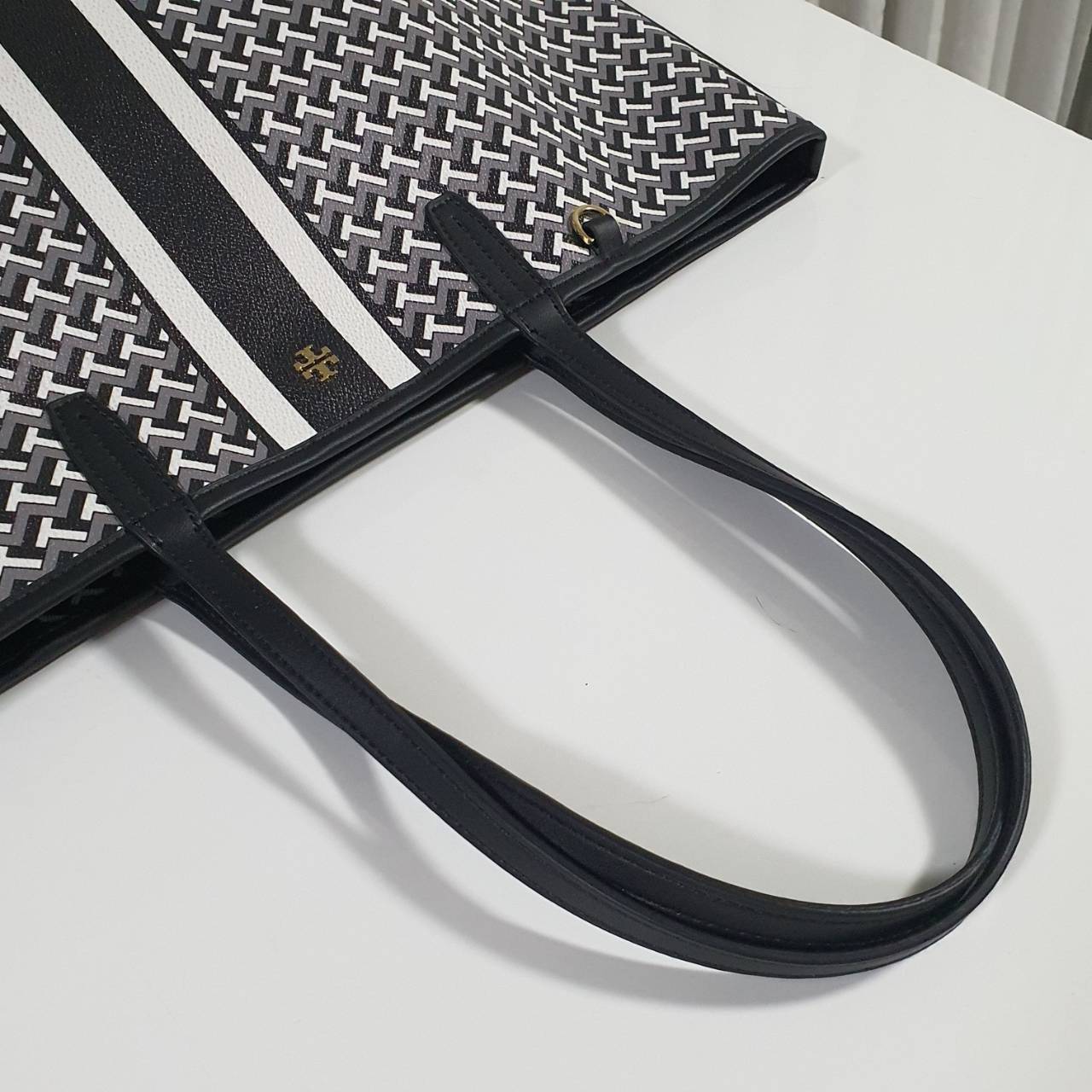 TORY BURCH T LINK TOTE BAG กระเป๋าสะพายไหล่ทรงช้อปปิ้ง ทรงคลาสสิค ฮิตตลอดกาล ทรงสวยขนาดกำลังดี ตัวกระเป๋า วัสดุหนัง PU ด้านหน้าติดโลโก้แบรนด์มาพร้อมที่คล้องกุญแจ ตัดแถบเส้นลายกราฟฟิค เปิดปิดด้วยกระดุมแม่เหล็ก ภายในมีช่องแยกลายแบรนด์สวยงาม โล่งกว้าง ภายในบ