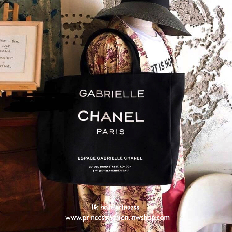 Chanel Canvas Shopping Bag Gift With Purchase (GWP) กระเป๋าสะพายทรง Shopping VIP. gift จาก Chanel Perfume วัสดุ Canvas เนื้อหนา คุณภาพ พิมพ์ลายเเบรนด์ทั้ง 2 ด้าน ดูมีดีเทล จุมาก ใส่ A4, Laptop น้ำหนักเบา Must Have !