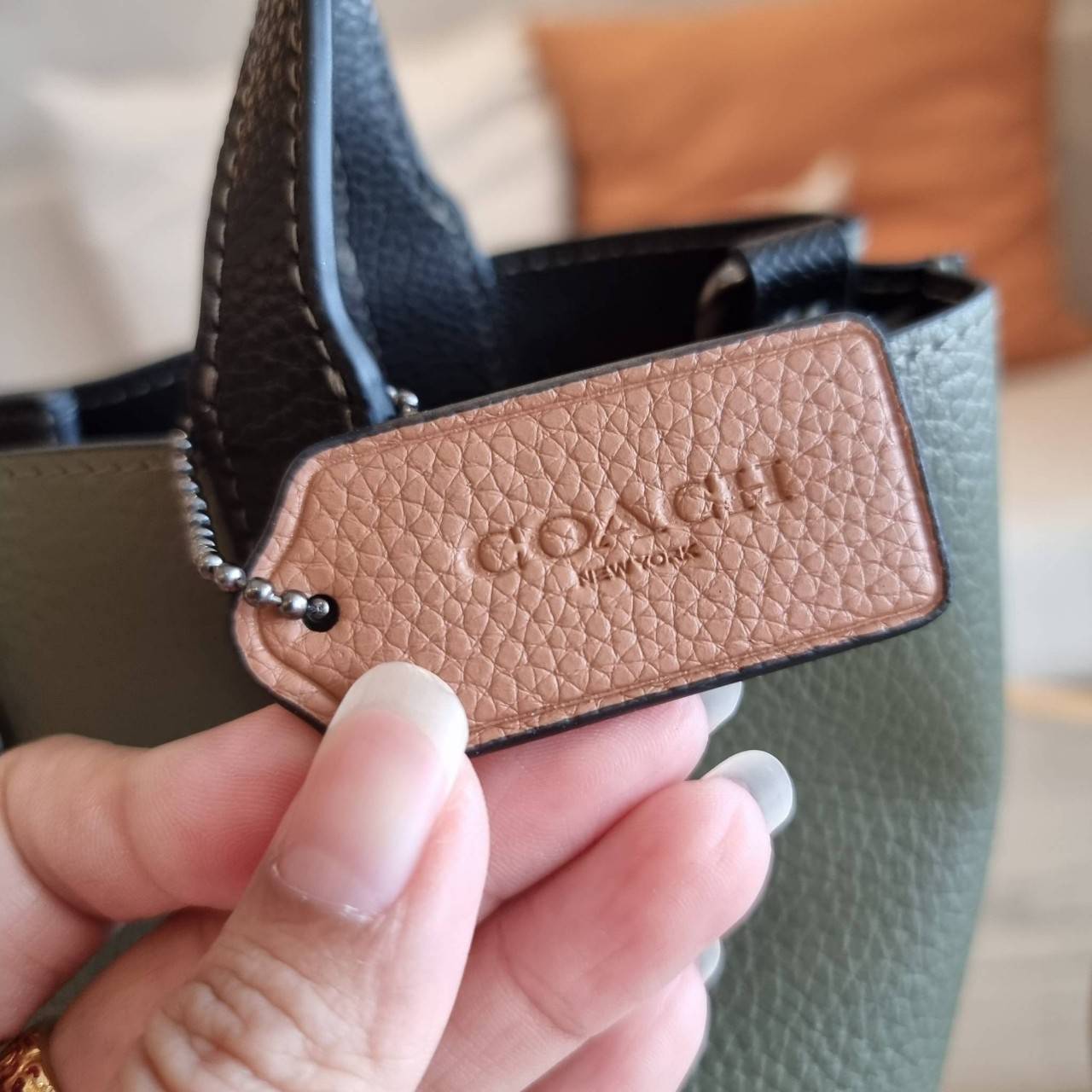 COACH C8561 C8869 WILLOW TOTE 24 IN COLOR BLOCK น้องสาวลุคลูกคุณมาแล้วจ้า กระเป๋าถือ/สะพาย ดีไซน์คัลเลอร์บล็อค ลงตัว เรียบหรู ใบจริงคือผู้ดี๊ผู้ดี ใช่ได้ทุกๆโอกาส วัสดุหนัง pepble อยู่ทรง เปิดปิดด้วยตัวบิดล็อค และอีกฝั่งเป็นกระดุมแม่เหล็ก ภายในโล่งกว้าง ใ