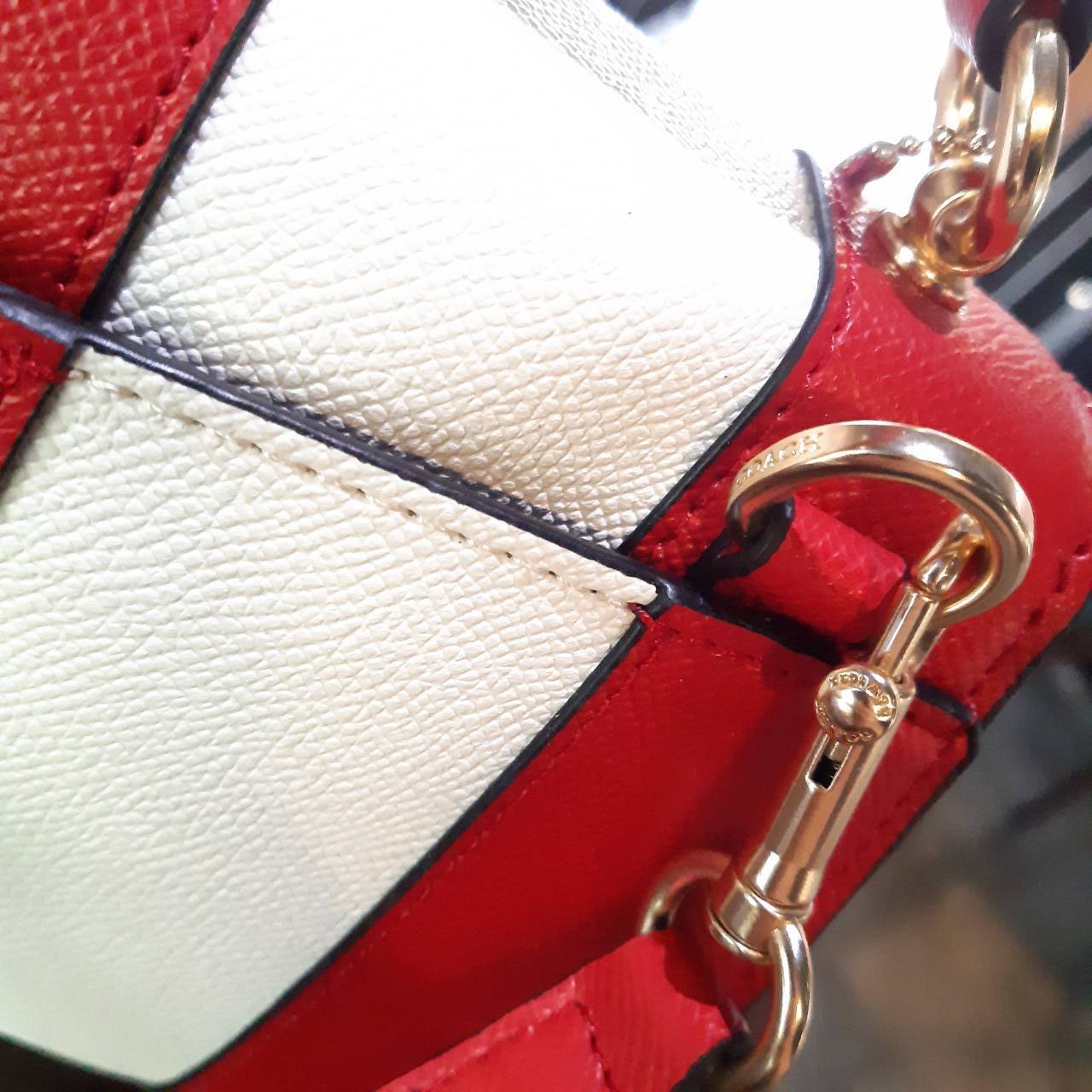 COACH TILLY SATCHEL 23 IN SIGNATURE CANVAS ((C1802//C1439/C1435)) กระเป๋า crossbody สวยหรู ขนาดใหม่ พร้อมสีมาใหม่!! ดีไซน์ย้อนยุค วัสดุหนังแคนวาสเคลือบลายสลับหนังแท้ มาพร้อมหูจับในตัว และสาย crossbody ปรับได้ตามตัว เปิด-ปิดด้วยตัวบิดล็อค ภายในโล่ง บุกำมะห