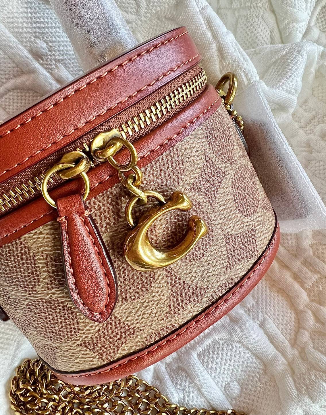 COACH TRAIL CROSSBODY 12 IN SIGNATURE CANVAS CE768 // CE769 มอบเป็นของขวัญปีนี้ รุ่นนี้ต้องเข้าแล้วล่ะคะ พร้อมส่งที่ไทยจำนวนจำกัด! ได้ล๊อตเปิดตัวราคาดีสุดมาค่ะ🎁มอบทันใช้ในช่วงเทศกาลปีใหม่นี้กันค่าา สวยไร้ที่ติ ✔️กระเป๋าใส่ของจำเป็นจุกจิก หน