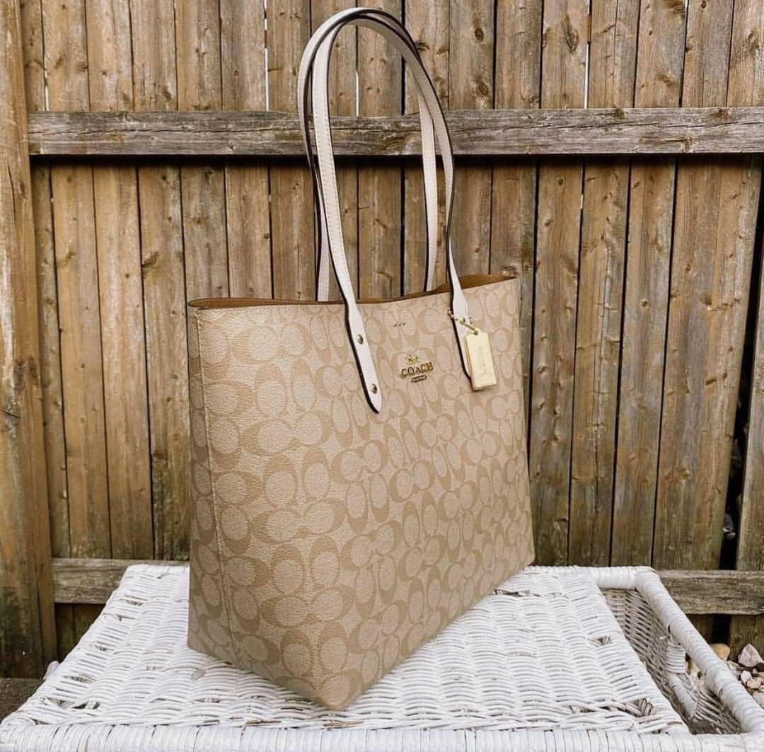 รุ่นยอดนิยม COACH TOWNTOTE IN SIGNATURE CANVAS F76636 กลับใช้ได้ทั้งสองด้าน ใบขนาดใหญ่จุใจ ใส่ของได้เยอะมากกก เป็นรุ่นที่สวยตลอดกาล ควรมีติดตู้ไว้เลยค่าา