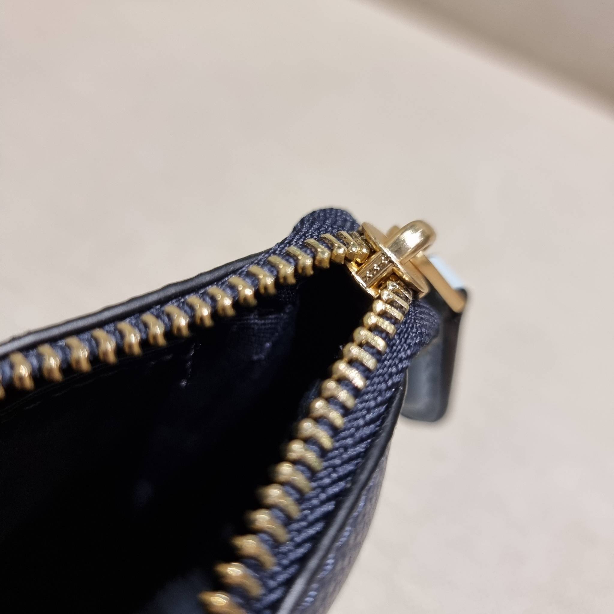 COACH C4233 NOLITA 19 WITH WHIPSTITCH คอลเลคชั่น rare item น่ารักน่าใช้ ในสไตล์คลาสสิค กระเป๋าทรงพอชขนาดมินิ ที่สามารถสะพายไหล่ และกึ่งคล้องมือใช้ได้ 2 สไตล์ ปรับสายให้มาเกี่ยวฝั่งเดียวเพื่อใช้เป็นคล้องมือ หรือปรับเกี่ยวอีกฝั่งใช้คล้องแขน คล้องไหล่ก็เก๋มา