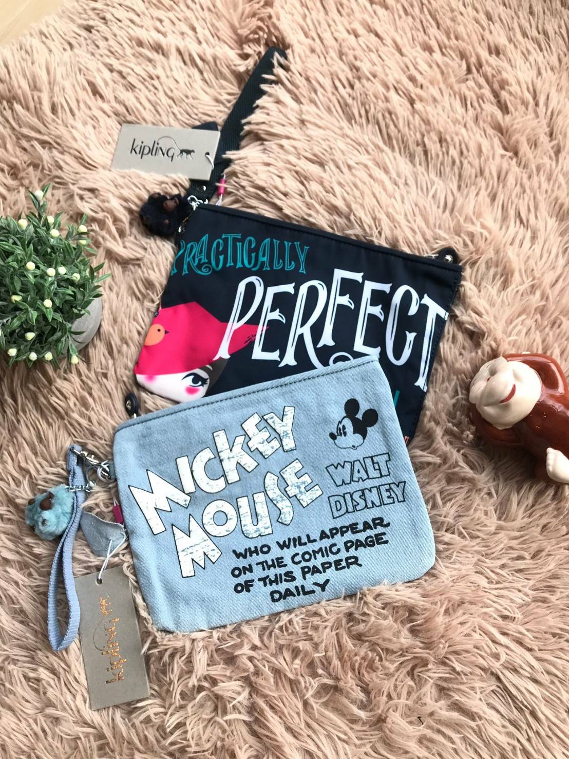 KIPLING ELLETRONICO DISNEY’s JUNGLE BOOK POUCH กระเป๋าคล้องมือทรงพอรช์จากการ์ตูนวอลท์ดิสนีย์ ที่วาดลวดลายลงบนกระเป๋า สำหรับใส่ของจุกจิก มือถือ กระเป๋าสตางค์ เครื่องสำอางค์ได้ มาพร้อมพวงกุญแจขนปุกปุย ภายในมีช่องเล็กแยกเป็นสัดส่วน สามารถคล้องมือถือเก๋ๆเลยคร