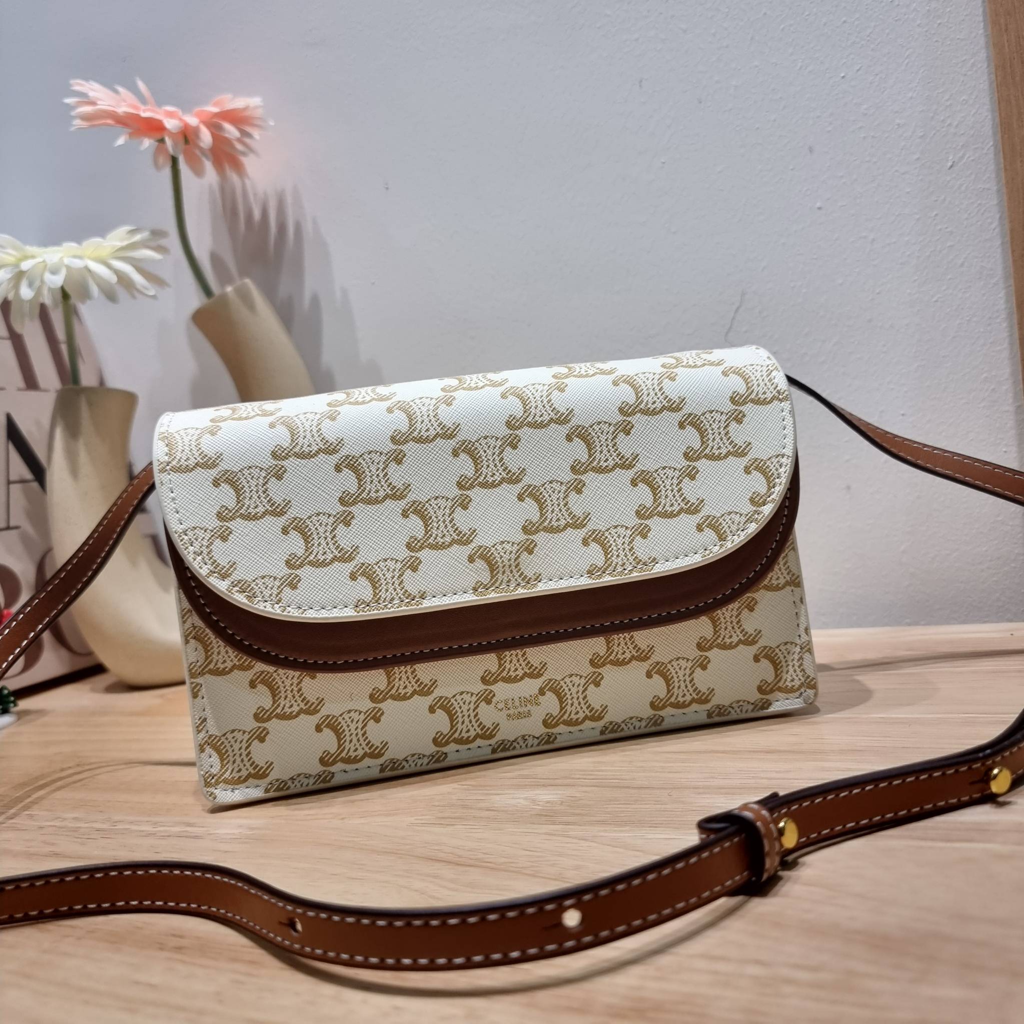 CELINE WALLET ON STRAP IN TRIOMPHE CANVAS AND LEATHER อีกหนึ่งรุ่นยอดนิยม กระเป๋าสะพายกึ่งคลัทช์ ในรูปแบบกระเป๋าสตางค์ ให้พกพาได้ง่าย ใส่ของสำคัญ มือถือ หรือบัตรต่างๆได้