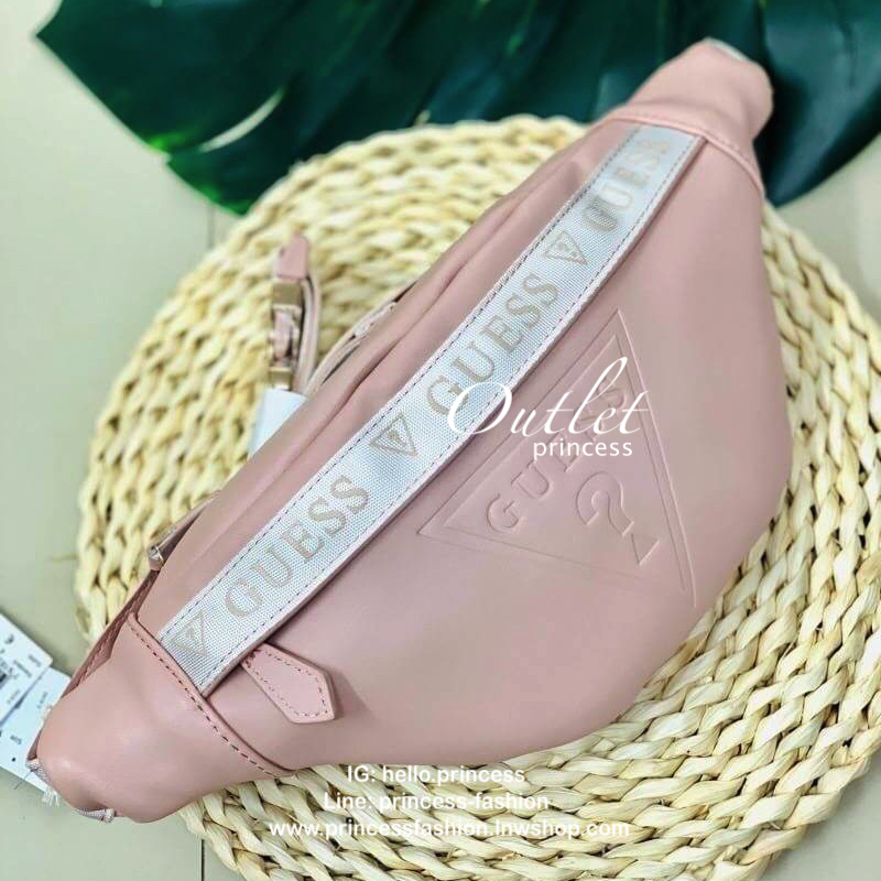 GUESS GESABEL GYM FANNY PACK กระเป๋าคาดอก//คาดเอว ใบงาม ขนาดกำลังดี วัสดุหนังนิ่ม เบา ด้านหน้ามีโลโก้แบรนด์ พร้อมช่องซิปหนึ่งช่อง ช่องซิปหลักกว้าง ใส่ของได้จุ ค่ะ สายคาดตีแบรนด์ตลอดสาย เลื่อนปรับฟรีไซด์น่ะค่ะ สินค้าพร้อมส่ง ใบจริงน่าใช้มากๆค่ะ