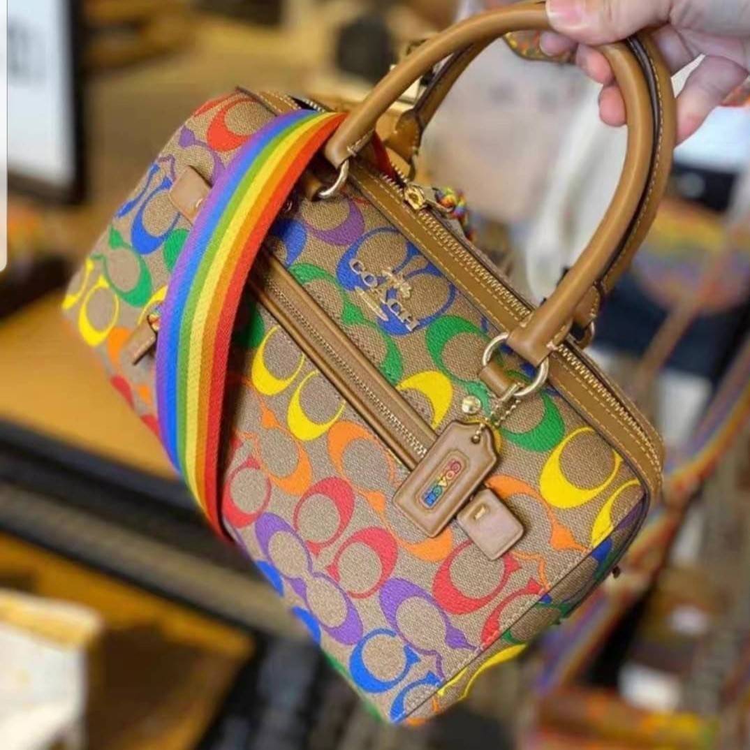 COACH ROWAN SATCHEL IN RAINBOW SIGNATURE CANVAS (COACH C4396)🌈 คอลเลคชั่นที่มาแรงที่สุด ร้อนแรงได้อย่างไม่มีแผ่วลงเลยสักนิด! โดดเด่น สดใส สะดุดตา🌈 ระดับตัวTOP ต้องยกให้เธอเลย กับ COACH ทรงหมอน 10" คอลเลคชั่นนี้// วัสดุหนังแคนว