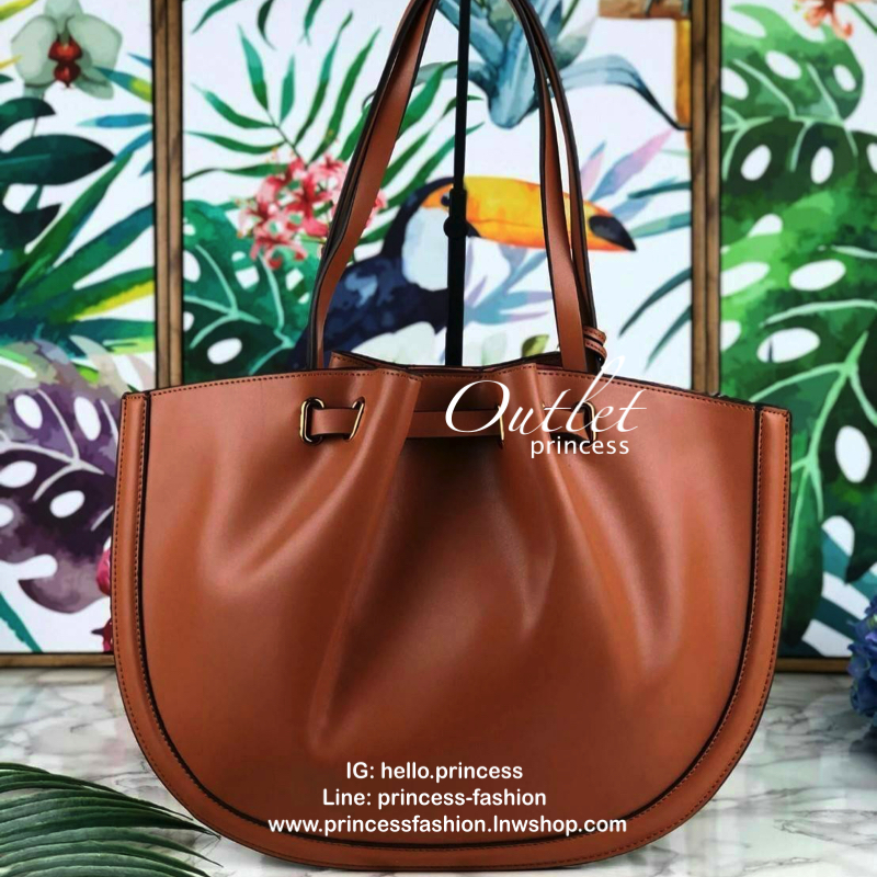 CHARLES & KEITH TASSEL TOTE BAG กระเป๋าสะพายไหล่ทรงพัดสีสวยน่าใช้ มีพู่หนังสีเจ้ากระเป๋า1 เส้น เปิดปิดด้งยกระดุมแม่เหล็ก ด้านในเป็น 2 ช่องใหญ่ มีช่องซิปตรงกลาง จุของได้เยอะ น้ำหนักตัวกระเป๋ากำลังดี ไม่หนักเกินไป เป็นอีกรุ่นที่แนะนำเลยจ้า!!