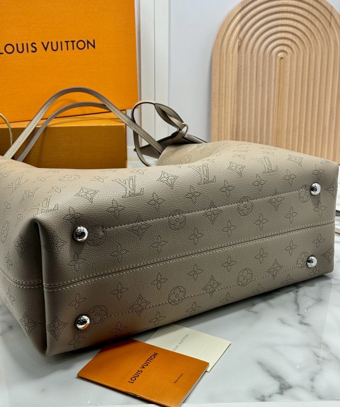 ORI หนังแท้ | LV Boundless Bag กระเป๋าสะพายทรงโท้ทใบใหญ่ ฉลุลายโมโนแกรมเต็มใบ สวยสุดคลาสสิก โทนสีเรียบง่ายใช้งานง่าย หรูหรามีระดับเหนือกาลเวลา