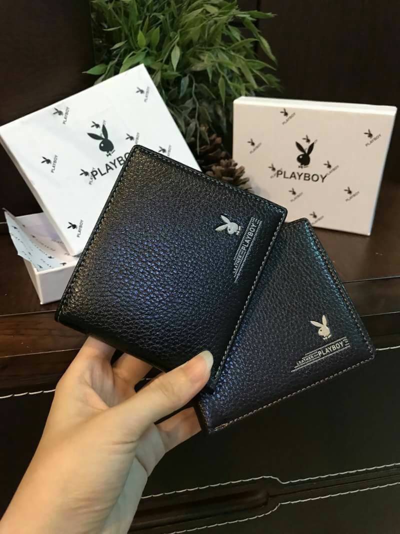 PLAYBOY SHORT WALLET กระเป๋าสตางค์สั้นพับ 2 ตอน รุ่นหายาก Limited Edition จาก Playboy หนังนิ่มอยู่ทรงสวย ด้านหน้าปั๊มโลโก้แบรนด์ ขนาดกำลังดีพกพาสะดวก ภายในมีทั้งช่องใส่รูป ใส่บัตร และ ช่องใส่ธนบัตรแยกสองช่อง เป็นสัดส่วนเหมือนกระเป๋าสตางค์ ใบยาว มาพร้อมกล่