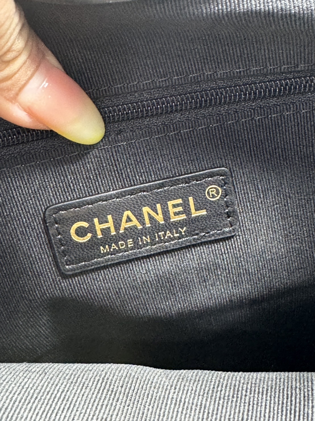 ORI หนังแท้ | CHANEL Shopping Bag 25A Suede Bag กระเป๋าช้อปปิ้งทรงโท้ท ดีไซน์ใหม่ทรงยาว หนังกลับสีทูโทน ในคอล Métiers D'art 2024/25