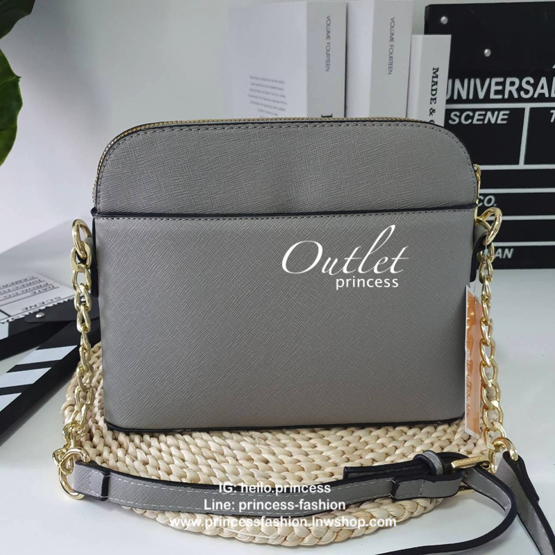 MICHEAL KORS CHAIN CROSSBODY BAG กระเป๋าสะพายแบรนด์ดังทรงสุดฮิตหนัง SAFFIANO ทั้งใบ ด้านหน้าประดับโลโก้แบรนด์ MK สีทอง ขนาดกำลังดี เปิดปิดด้วยซิปสะดวกใช้ ภายในบุผ้าแบรนด์ มีช่องซิปและช่องใส่มือถือ ด้านหลังมีช่องใส่ของจุกจิก อีกหนึ่งช่องพร้อมกระดุมแม่เหล็ด