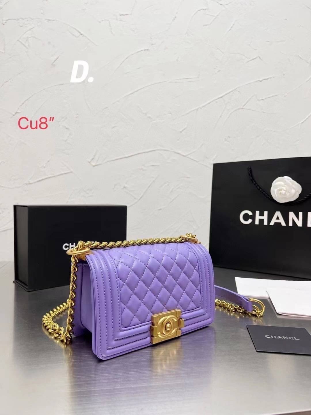 CHANEL BOY 8" กระเป๋าสะพายทรงคลาสสิค มีงานหนังเรียบ และหนังคาเวียร์ อะไหล่เงิน/ทอง ตามรูป สวยหรูมาแต่ไกล สามารถสะพายออกงานได้หลายโอกาส สวยงามไม่ผิดหวังค่ะ