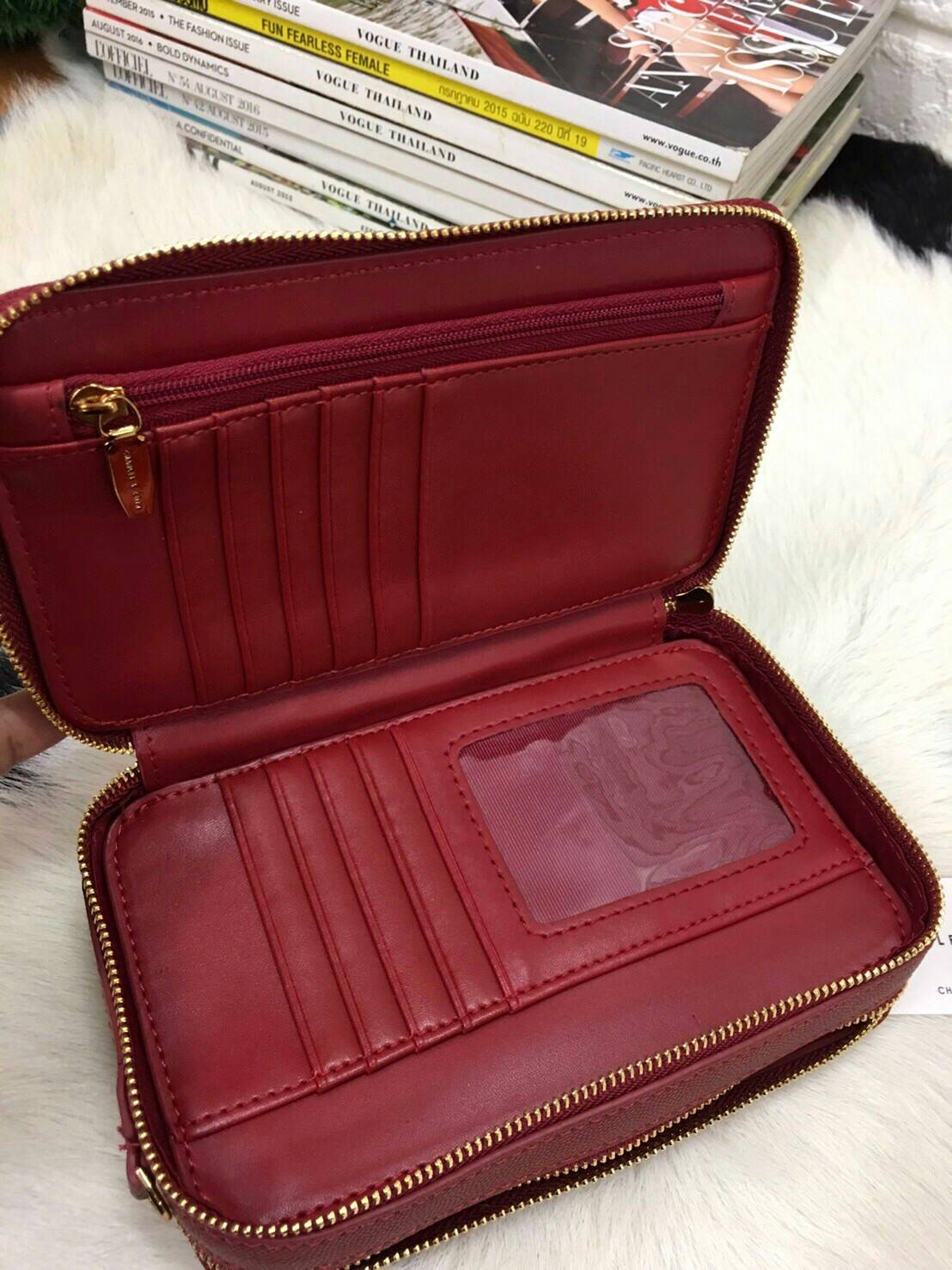 CHARLES & KEITH QUILTED LONG WALLET กระเป๋าเงินทรงคลัช น่ารักลายตารางclassic สุดฮิต มี 2 ซิป ซิปด้านนึงช่องโล่ง ใส่ลิปสิติก มือถือได้ทุกรุ่น และอีกฝั่งซิป มีช่องใส่บัตร ช่องซิปเล็กใส่เหรียญและมีช่องใส่รูป ครบมากก สายสะพายปรับได้ถอดได้ น้ำหนักเบาๆ สะพายไปเ