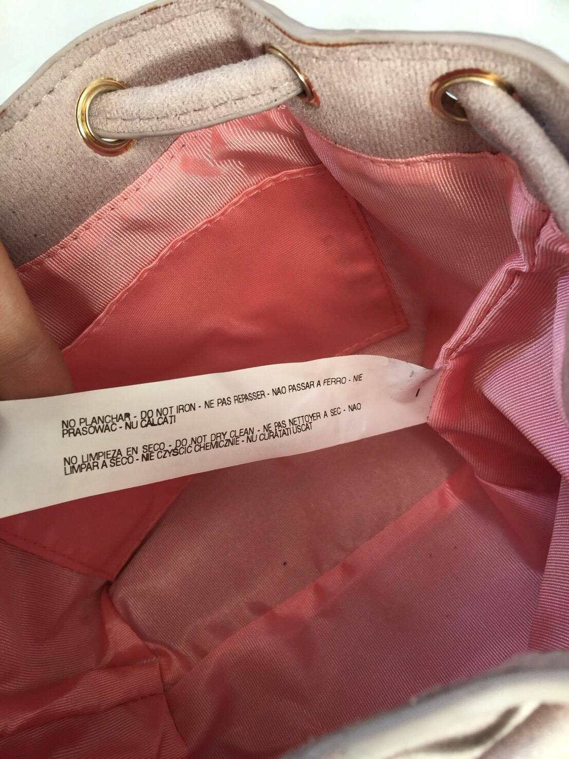 New! 2018 CHARLES & KEITH EMBELLISHED DRAWSTRING BAG กระเป๋าหนังสักลาด ทรงหูรูด ปักลายดอกไม้ ลายกริตเตอร์ สีสันน่ารัก อยู่ทรงแข็ง สะพายด้วยสายโซ่สีทอง ขนาดกำลังดี สะพายไปเที่ยวดูสดใส น่ารักแนะนำเลยค่ะ