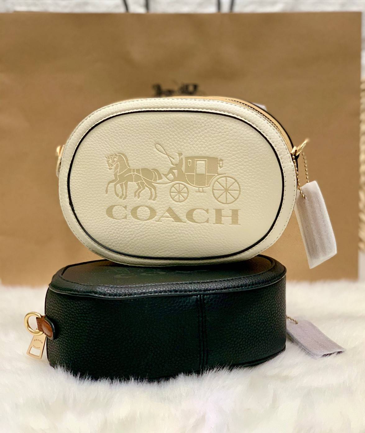 COACH Camera Bag In Colorblock ((C4056//C4156)) พร้อมส่งค่ะ! กระเป๋าทรงกลม ใบน่ารัก ขนาดพอดีลำตัว บวกกับเป็นหนังแท้นิ่มอย่างดี น่าใช้มากๆเลยทีเดียว ด้านหน้ามีโลโก้แบรนด์รถม้า เปิดปิดกระเป๋าแบบซิป ภายในใส่มือถือได้ทุกรุ่น;กระเป๋าเงินใบกลางได้;ของสำคัญจุกจิ