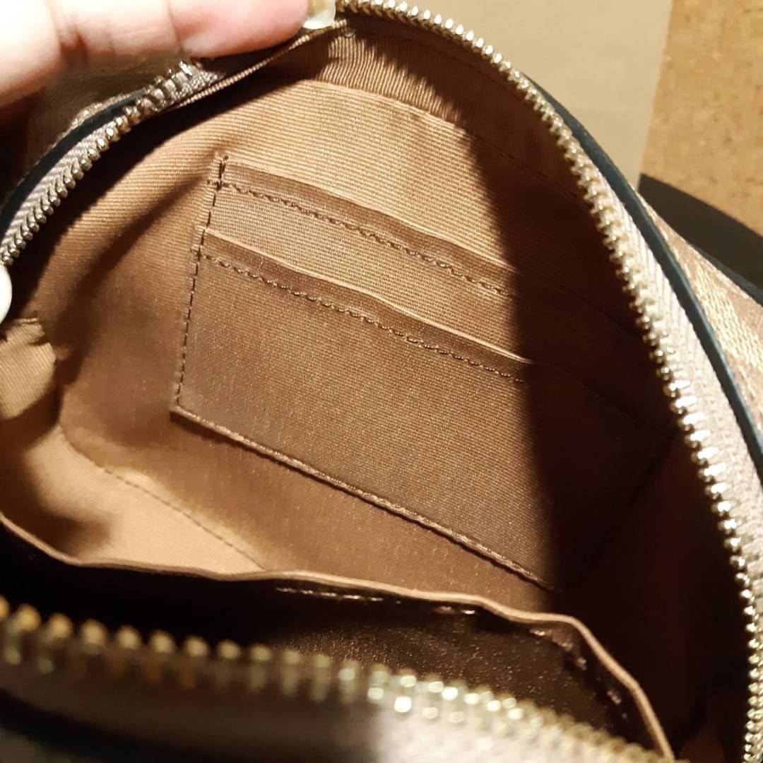 COACH 91677 MINI CAMERA BAG IN SIGNATURE CANVAS ขายดีที่สุด!! กระเป๋าสะพายข้างไซส์มินิ คลาสสิคอยู่ทรง อะไหล่ทองตัดดูหรู วัสดุหนังแคนวาสเคลือบลาย เปิด-ปิดด้วยซิป สายสะพายปรับได้ตามตัว ใบนี้แมทช์ได้ทุกลุค ใช้เป็น everyday bag ได้สบายๆเลยจ้า