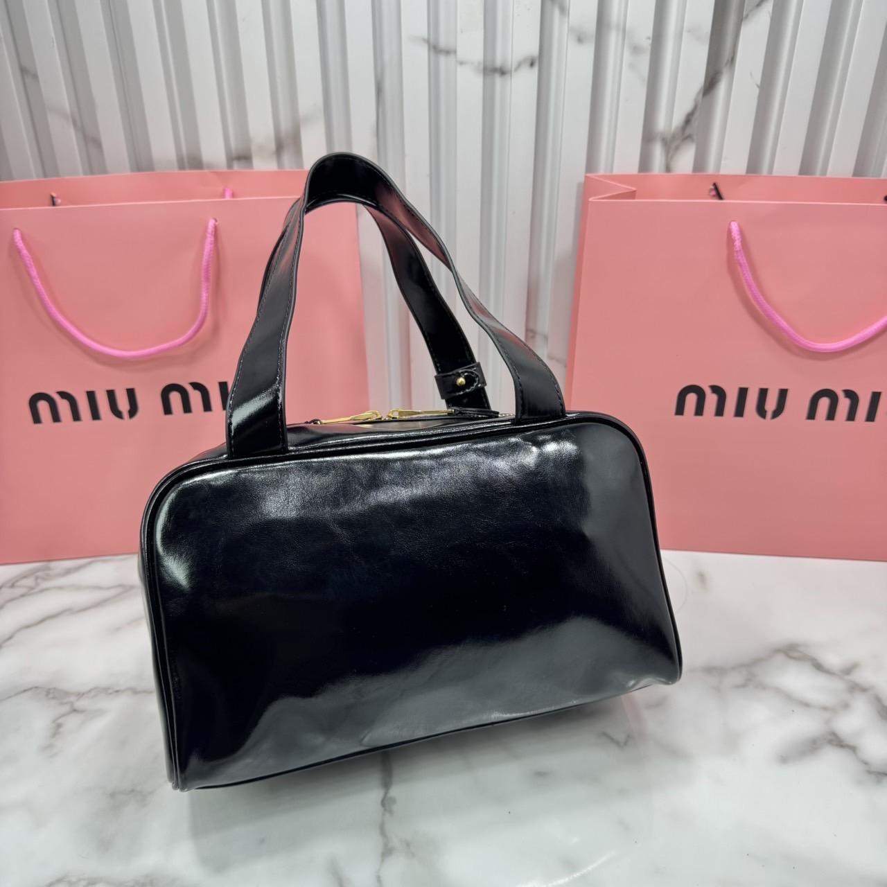 ORI หนังแท้ | Miu Miu Leather top-handle bag กระเป๋าสะพายทรง keepall เรียบแต่ฟาด หรูหราทุกองศา ใครเห็นก็ต้องเหลียว