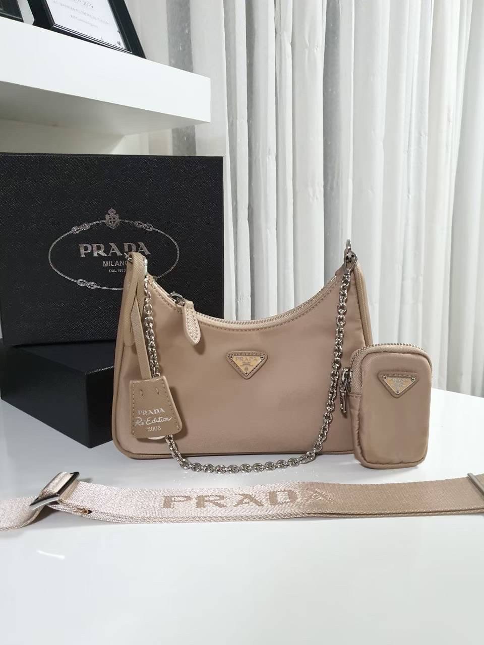 BEST SELLER!! **กำลังมาแรงมากค่ะ กับแบรนด์ PRADA ใบเดียวคุ้มมากค่ะ อุปกรณ์ ครบชุด **ซื้อ1ได้ถึง3ไอเท็ม ทั้งสายยาว และกระเป๋าใส่เหรียญ และป้ายแท็คหนัง อย่างดี **อะไหล่ปั้มแบรนด์แท้ทุกจุด วัสดุทำจากผ้า Nylon อย่างดี กันน้ำได้ อยู่ทรงสวย สามารถใส่กระเป๋าตังค