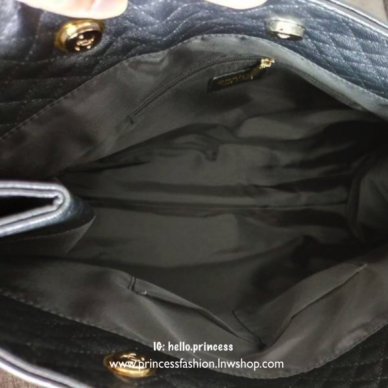 Vip Gift Premium Gift พรีเมี่ยมกิ๊ฟ แท้💯 สินค้าแถมจากเค้าเตอร์เครื่องสำอางค์ที่ญี่ปุ่น กระเป๋า Chanel quilted 31 Rue Cambon Paris Shopping Bag Size : กว้าง 43 * สูง 33 * ฐานกระเป๋า 13 สายสูง 25 (ความยาวทั้งสาย 50) cm. Matarial : หนัง PU ลายตาราง ก