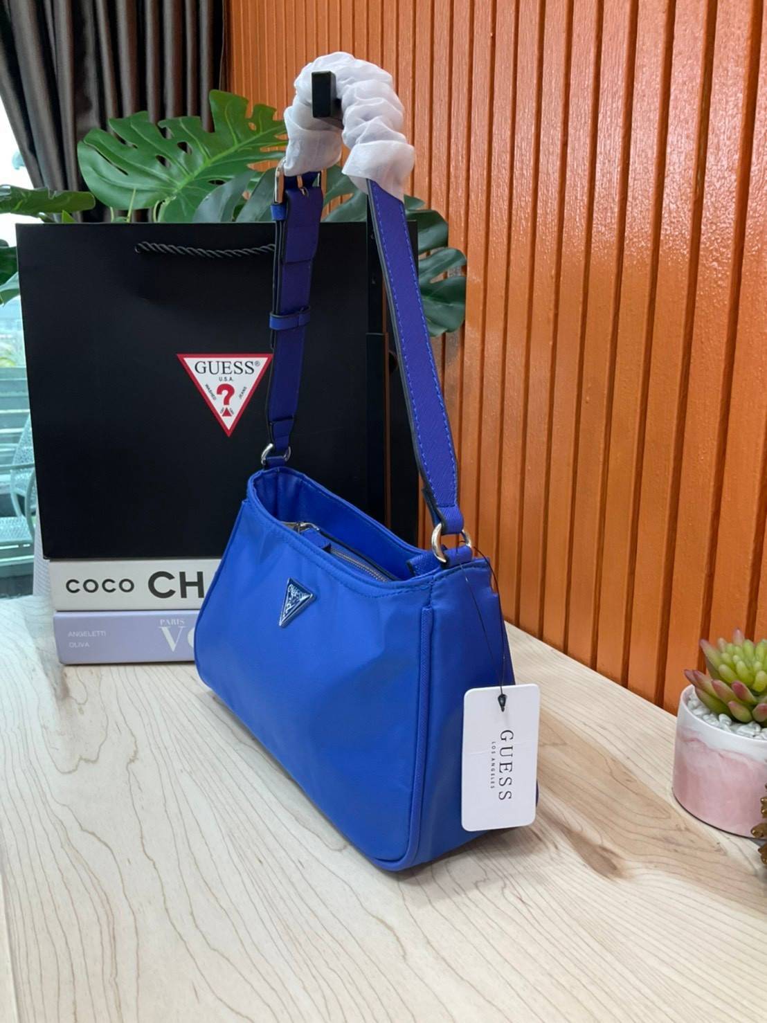 ของแท้ 💯% Guess Little Bay Nylon Shoulder Bag กระเป๋าสะพายไหล่/คล้องแขน ทรงคลัช สวยหรู ด้านหน้าประดับโลโก้แบรนด์ เปิดปิดด้วยซิป ภายในช่องหลักโล่กว้าง